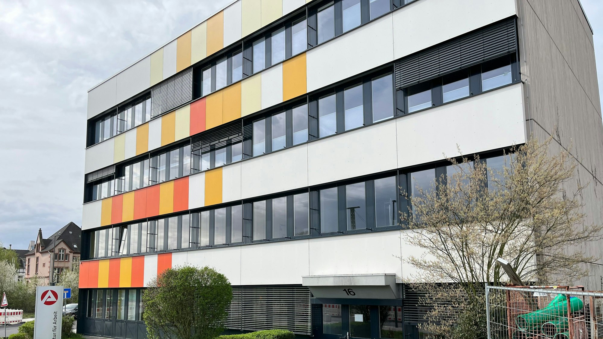 Die Arbeitsagentur an der Heinrich-von-Stephan-Straße in Leverkusen