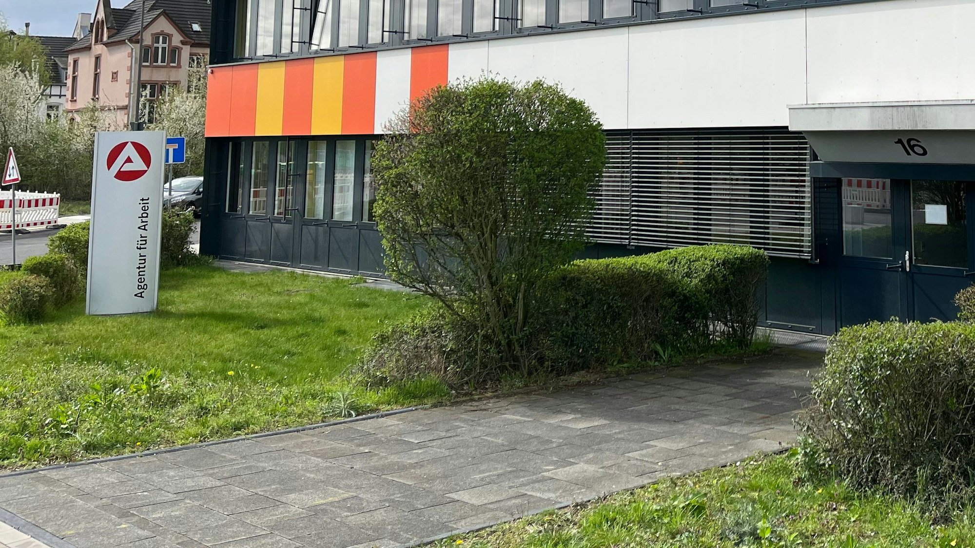 Die Arbeitsagentur an der Heinrich-von-Stephan-Straße in Leverkusen
