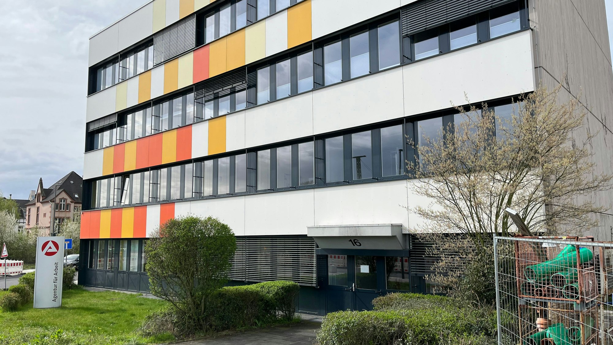 Die Arbeitsagentur an der Heinrich-von-Stephan-Straße in Leverkusen.