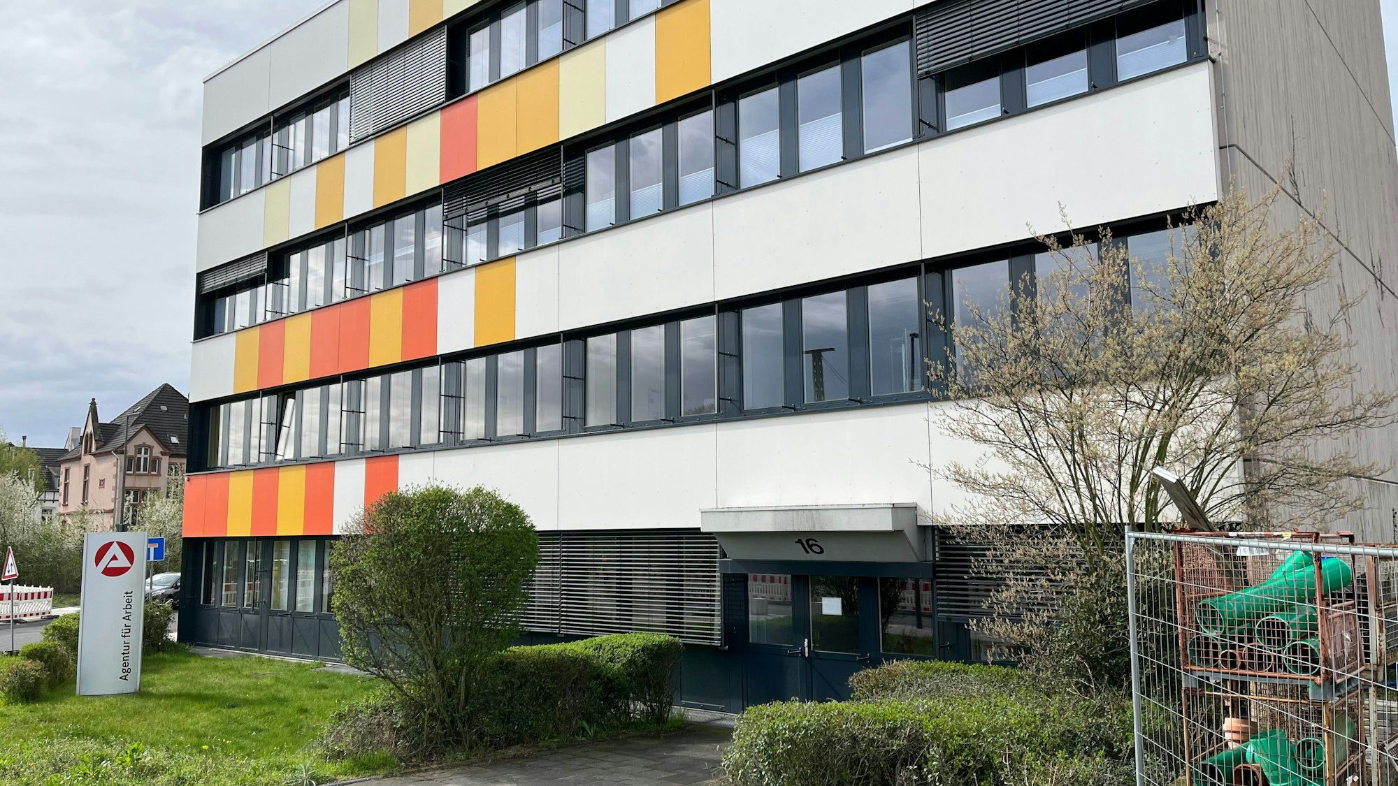 Die Arbeitsagentur an der Heinrich-von-Stephan-Straße in Leverkusen.