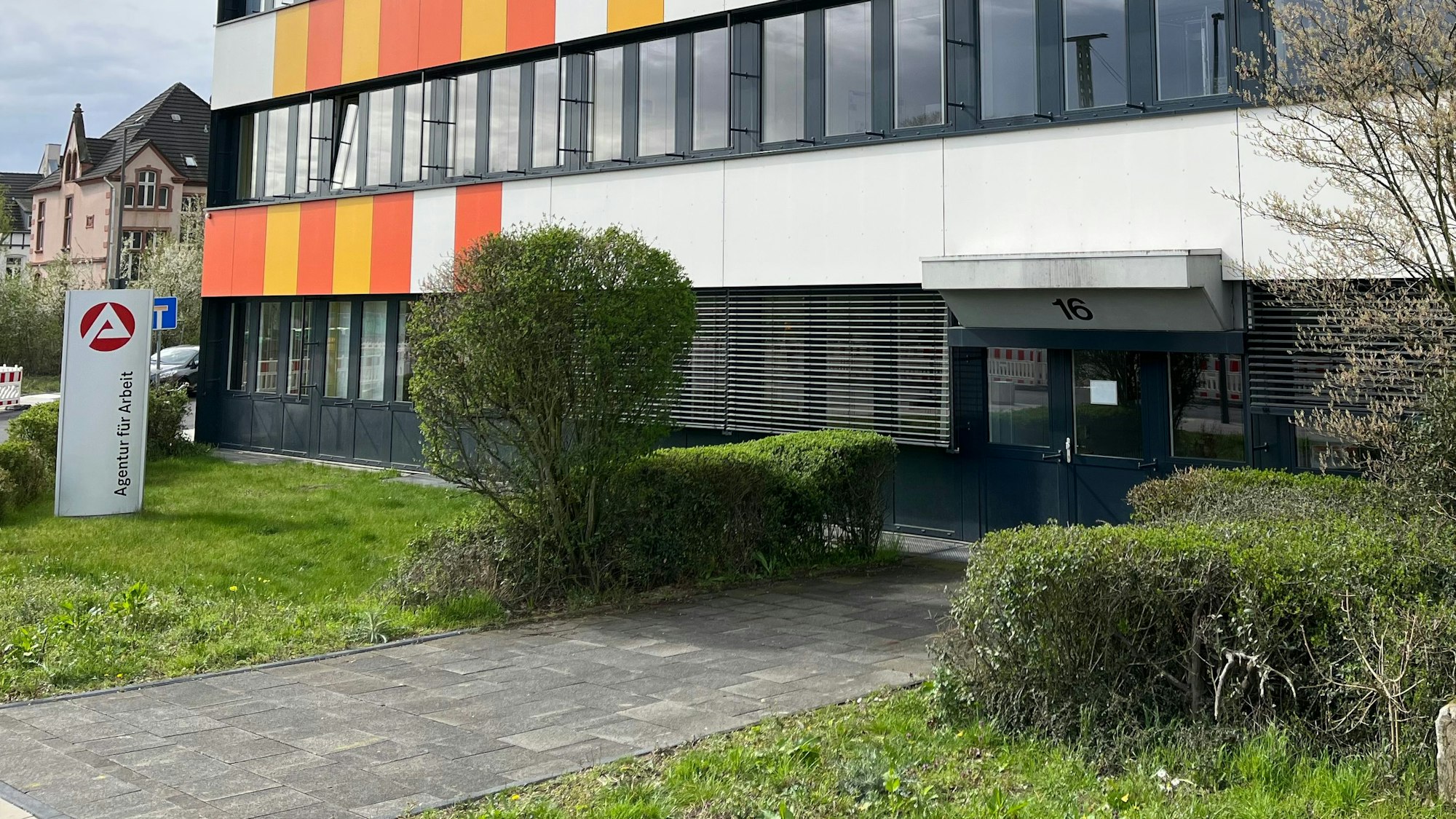 Die Arbeitsagentur an der Heinrich-von-Stephan-Straße in Leverkusen.