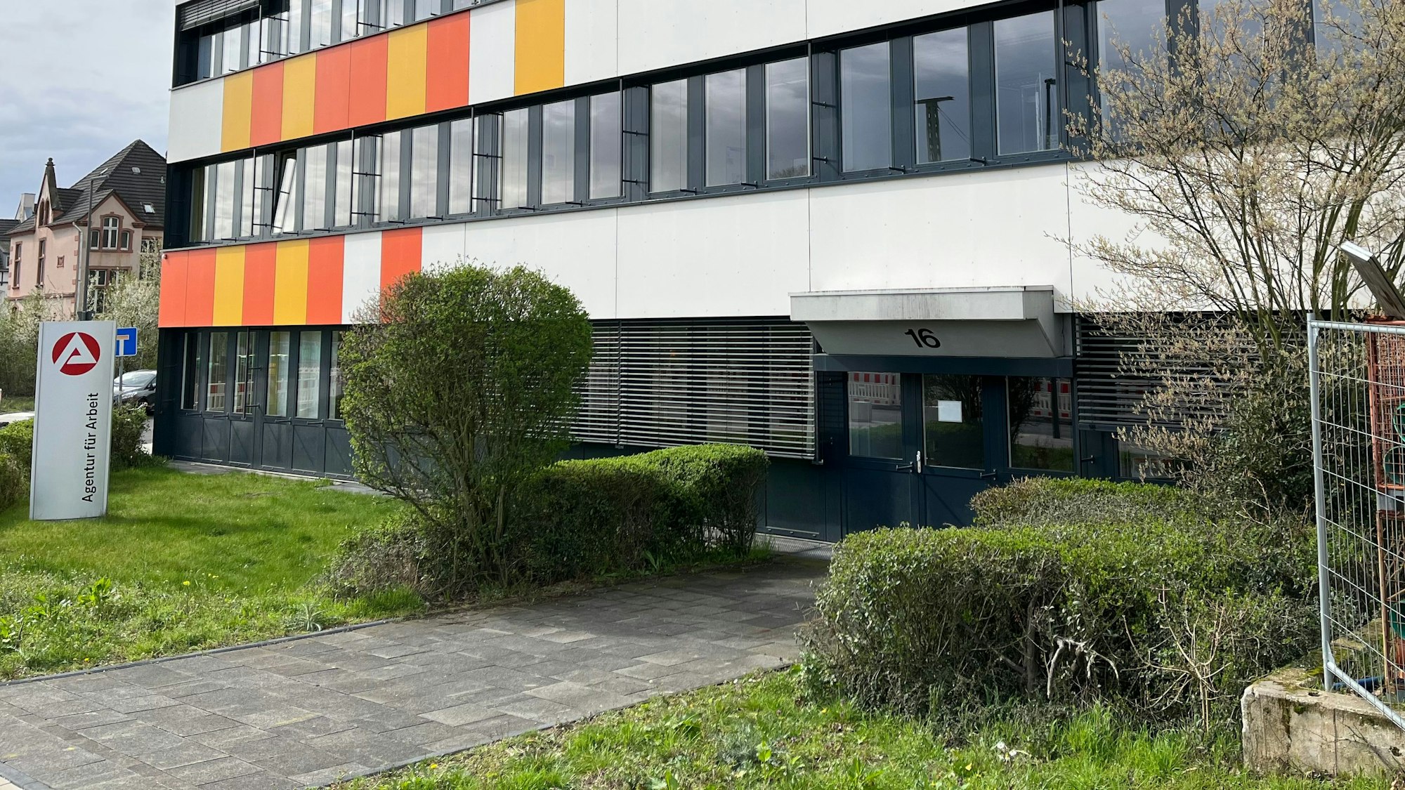 Die Arbeitsagentur an der Heinrich-von-Stephan-Straße in Leverkusen
