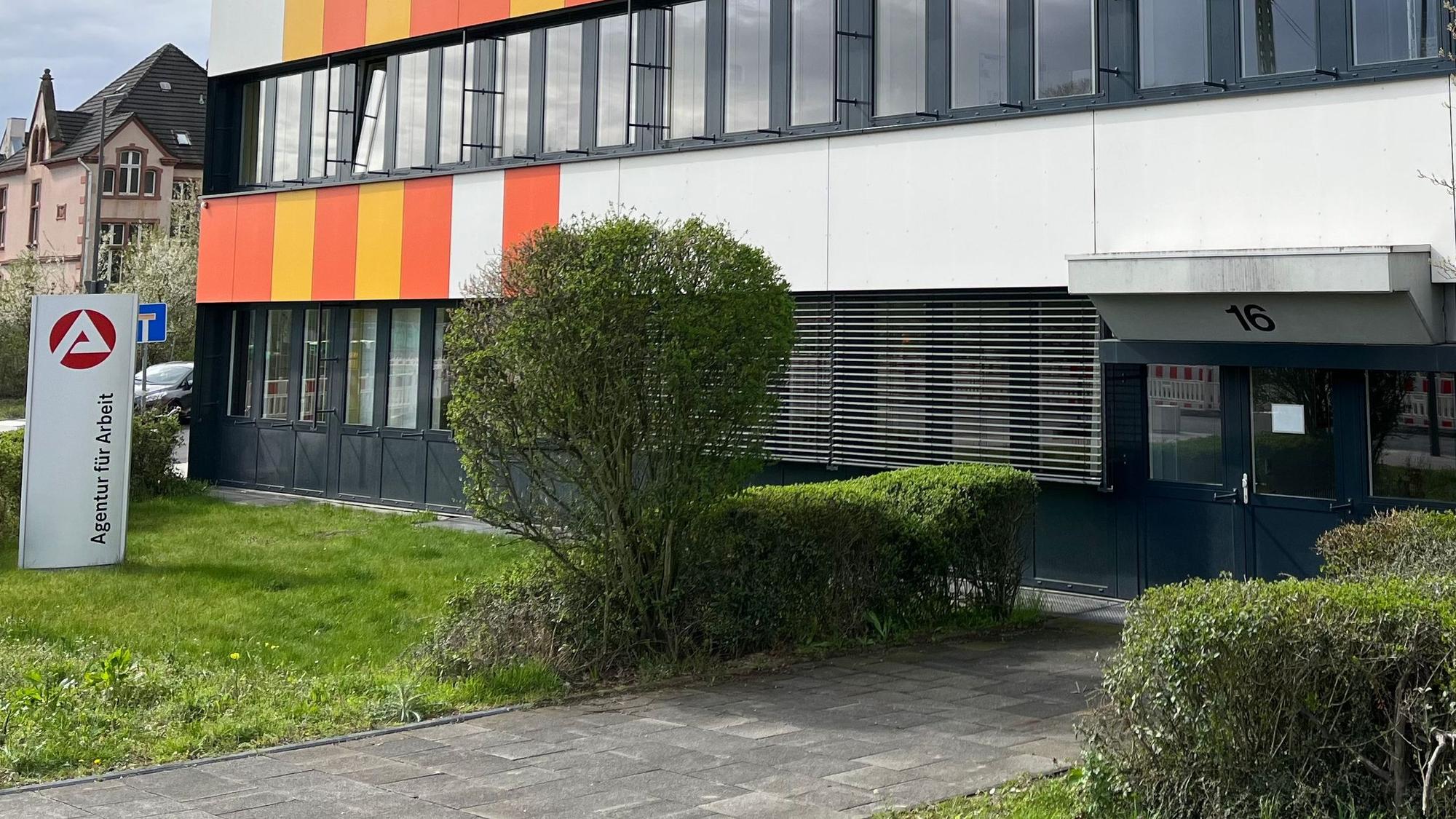 Die Arbeitsagentur an der Heinrich-von-Stephan-Straße in Leverkusen.