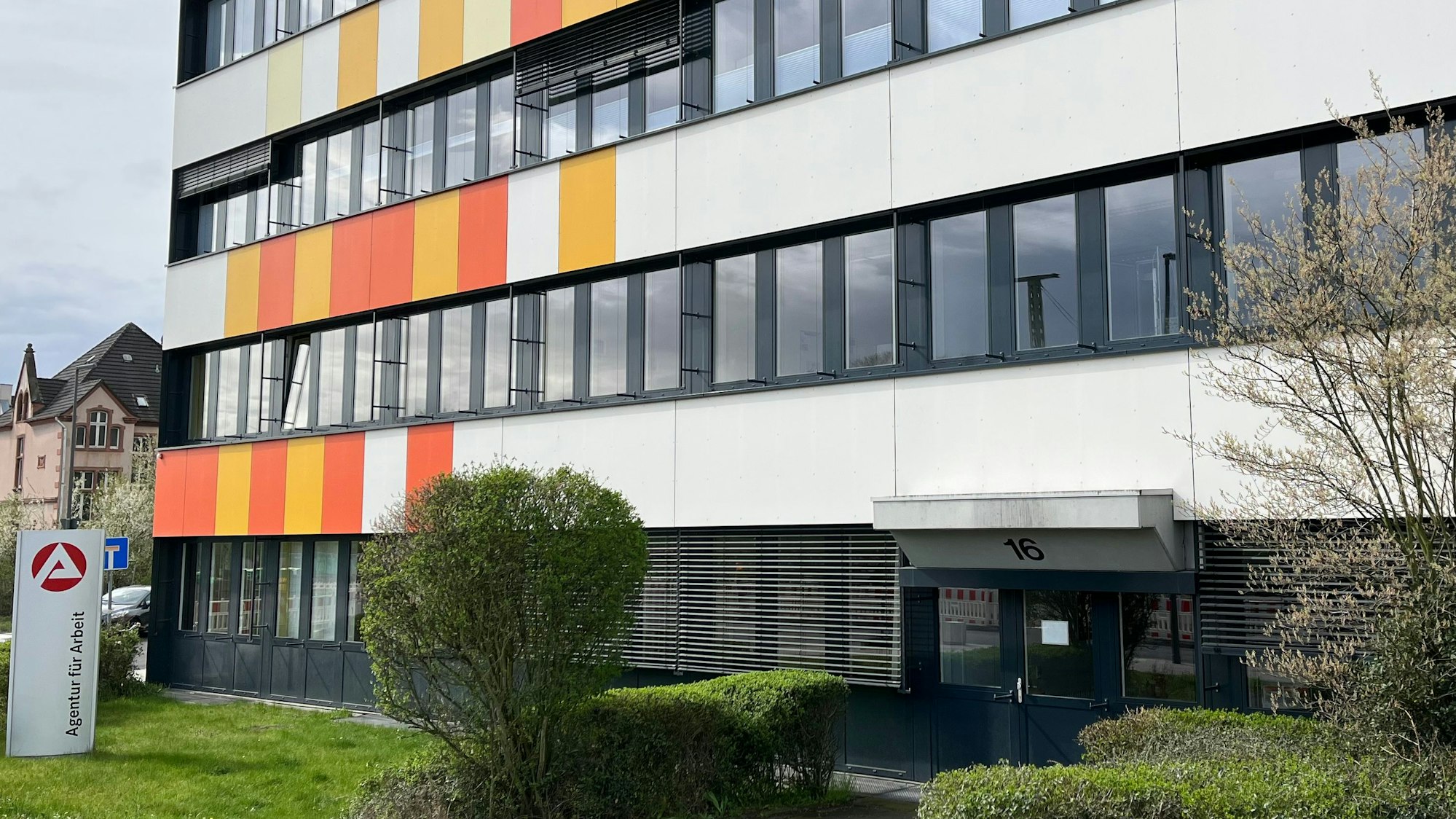 Die Arbeitsagentur an der Heinrich-von-Stephan-Straße in Leverkusen