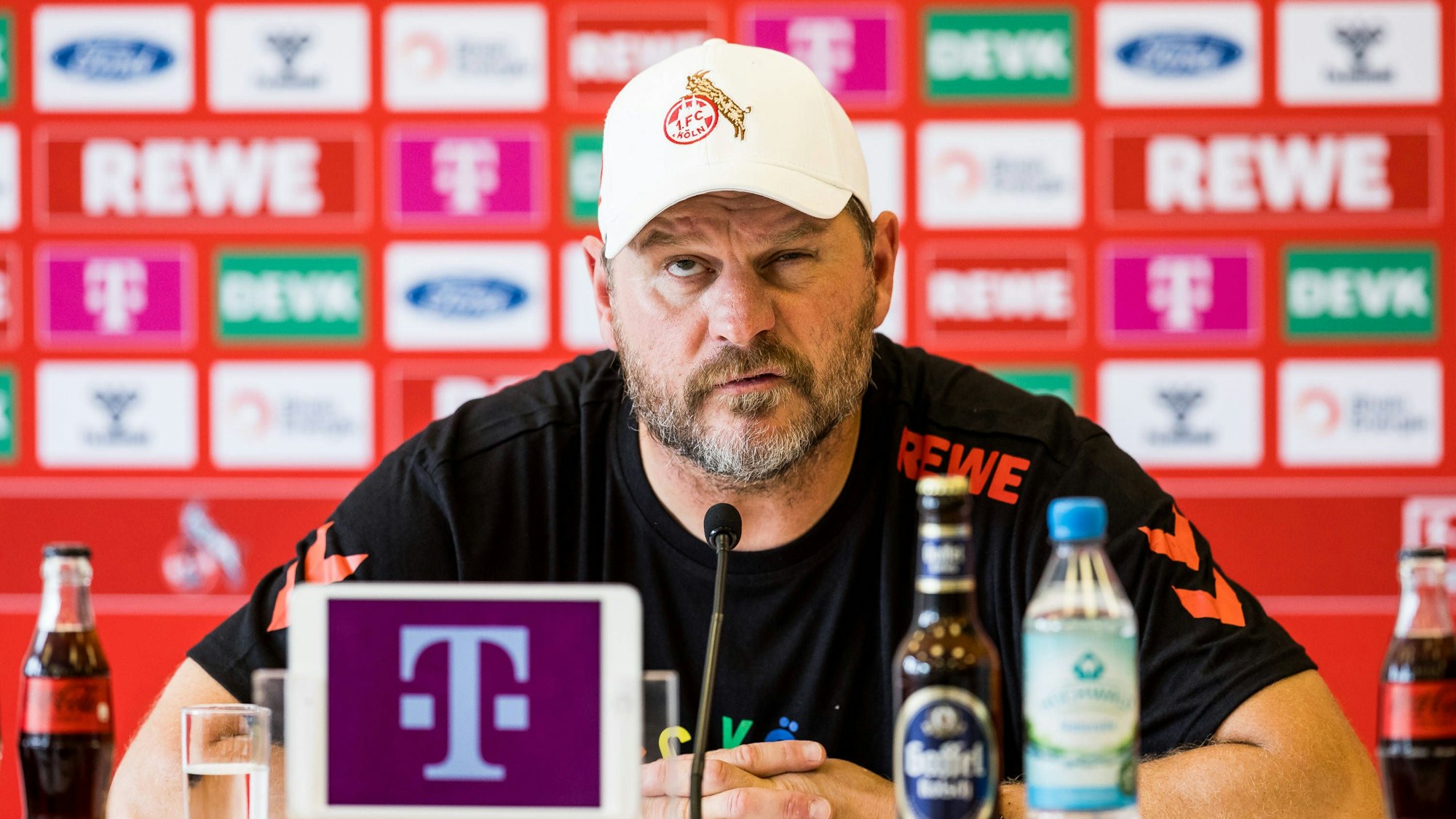 FC-Trainer Steffen Baumgart auf der Pressekonferenz vor dem Spiel gegen den VfB Stuttgart.