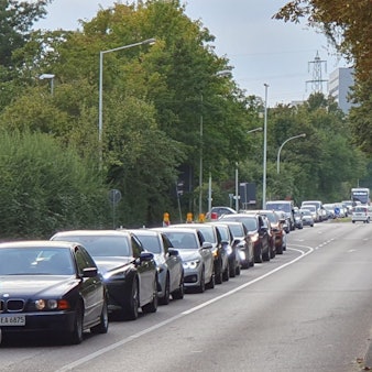 Auf dem Bild ist ein langer Verkehrsstau zu sehen.
