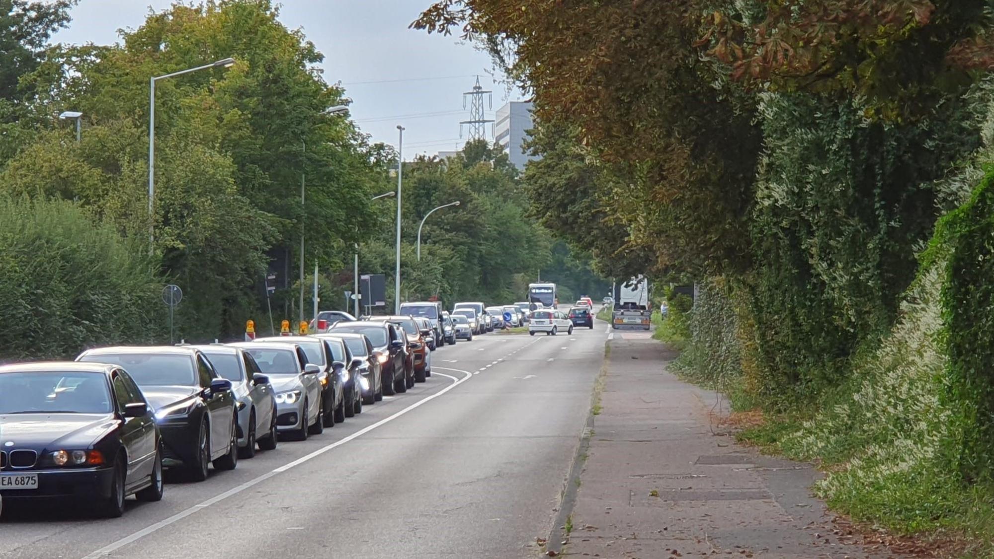 Auf dem Foto ist die Zufahrt zur Blumensiedlung in Frechen zu sehen. Durch die Sanierung der Bonnstraße kommt es zu langen Staus.