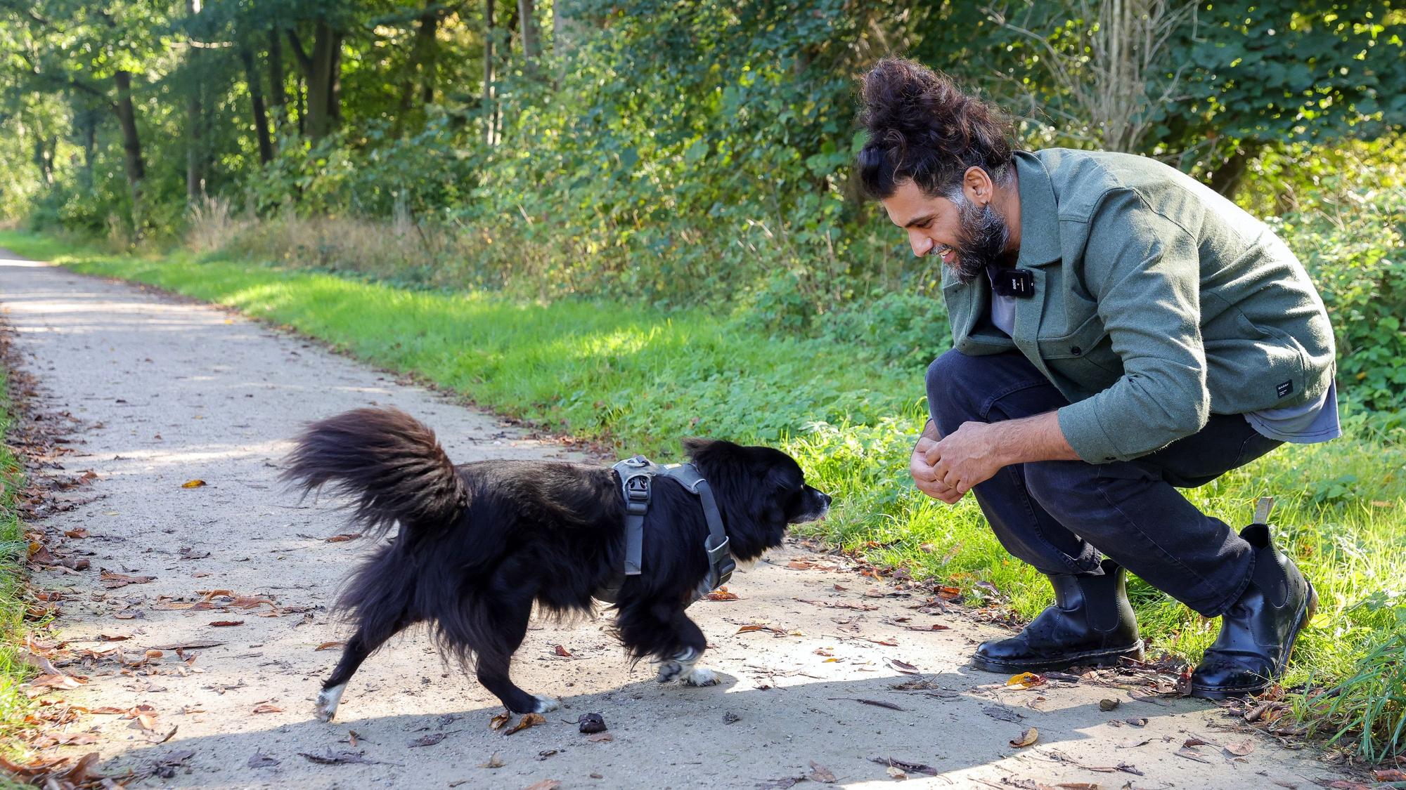 Hunde-Verhaltenstherapeut Masih Samin und seine Hündin Thea bei einer Begrüßungssituation.