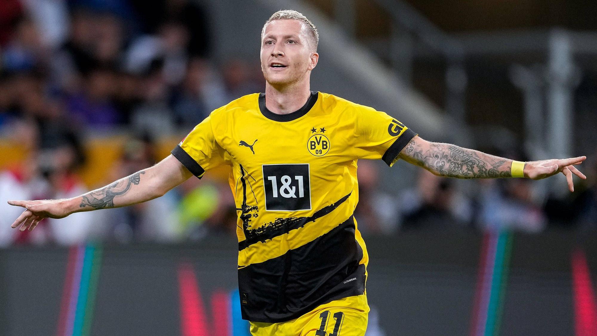 Torschütze Marco Reus BVB, 11, Spieler von Borussia Dortmund BVB 09, jubelt über das Tor zum 1:2, Jubel, jubeln, Torjubel, Torerfolg, celebrate the goal, goal, celebration, Jubel ueber das Tor, optimistisch, Spielszene, Highlight, Einzelbild, Action, Aktion, 29.09.2023, Sinsheim Deutschland, Fussball, Bundesliga, TSG 1899 Hoffenheim - Borussia Dortmund