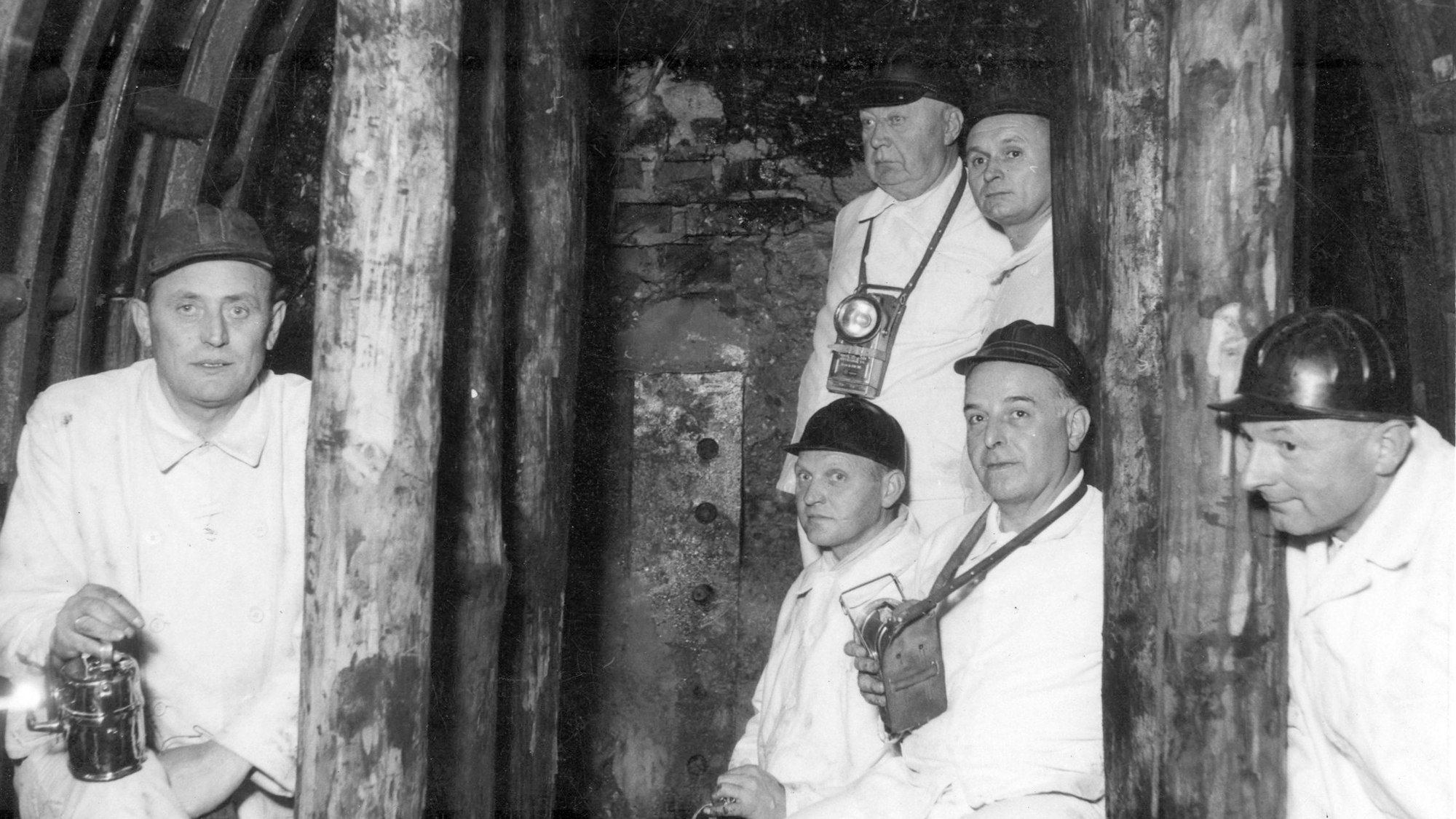 Das Schwarz-Weiß-Foto zeigt Bergleute unter Tage.