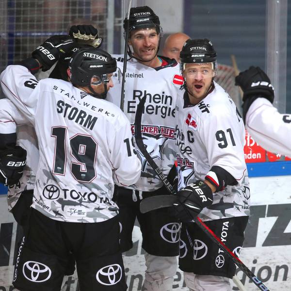 Die Kölner Haie jubeln nach dem 3:2 durch Justin Schütz im Spiel gegen die Iserlohn Roosters.