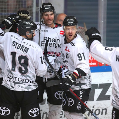 Die Kölner Haie jubeln nach dem 3:2 durch Justin Schütz im Spiel gegen die Iserlohn Roosters.