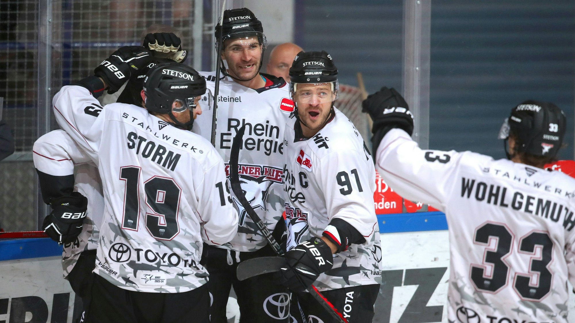 Die Kölner Haie jubeln nach dem 3:2 durch Justin Schütz im Spiel gegen die Iserlohn Roosters.