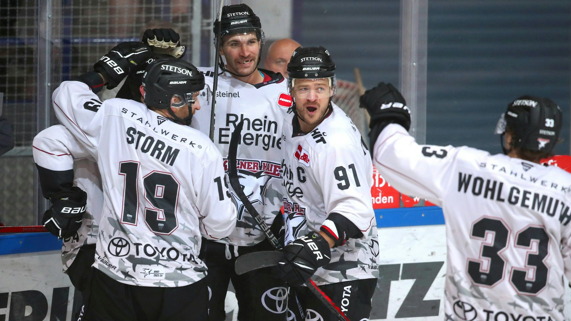 Die Spieler der Kölner Haie freuen sich.