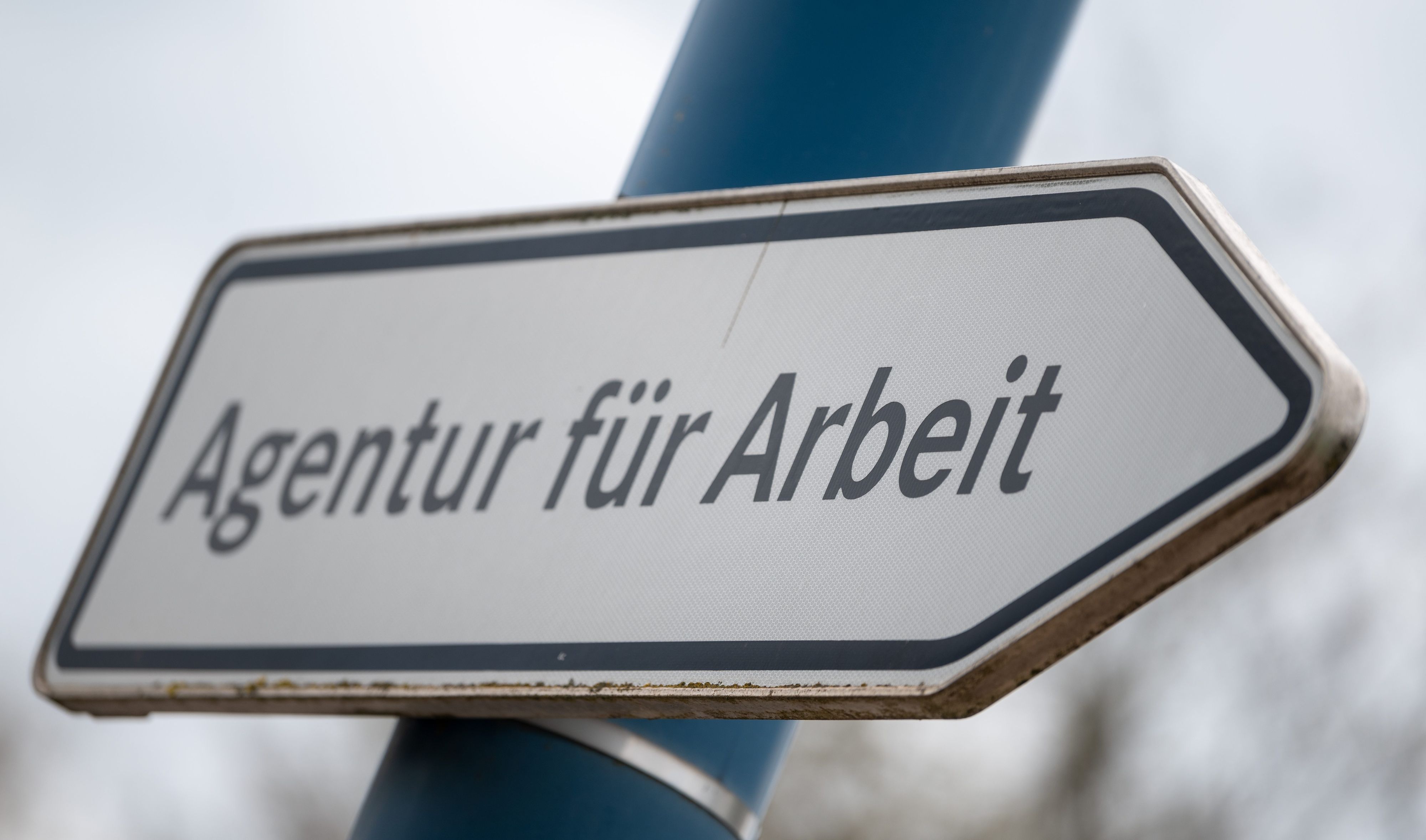 „Agentur für Arbeit“ steht auf einem Wegweiser vor der Behörde in Sangerhausen.