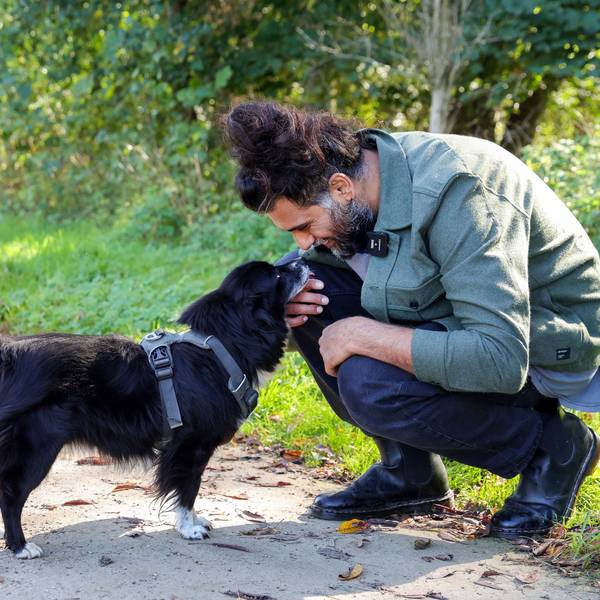 Hunde-Verhaltenstherapeut Masih Samin mit seiner Hündin Thea.