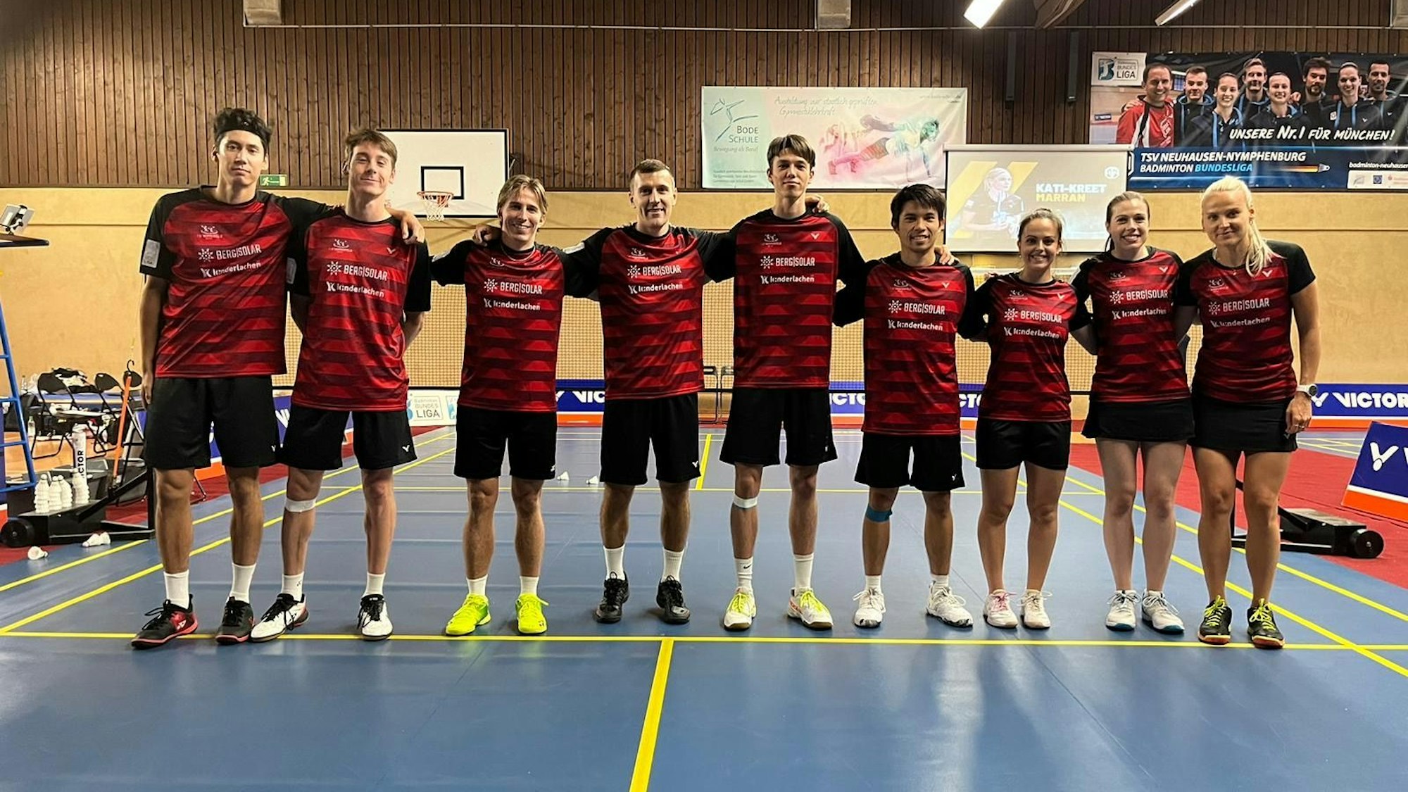 Eine Mannschaft steht in einer Reihe zusammen.