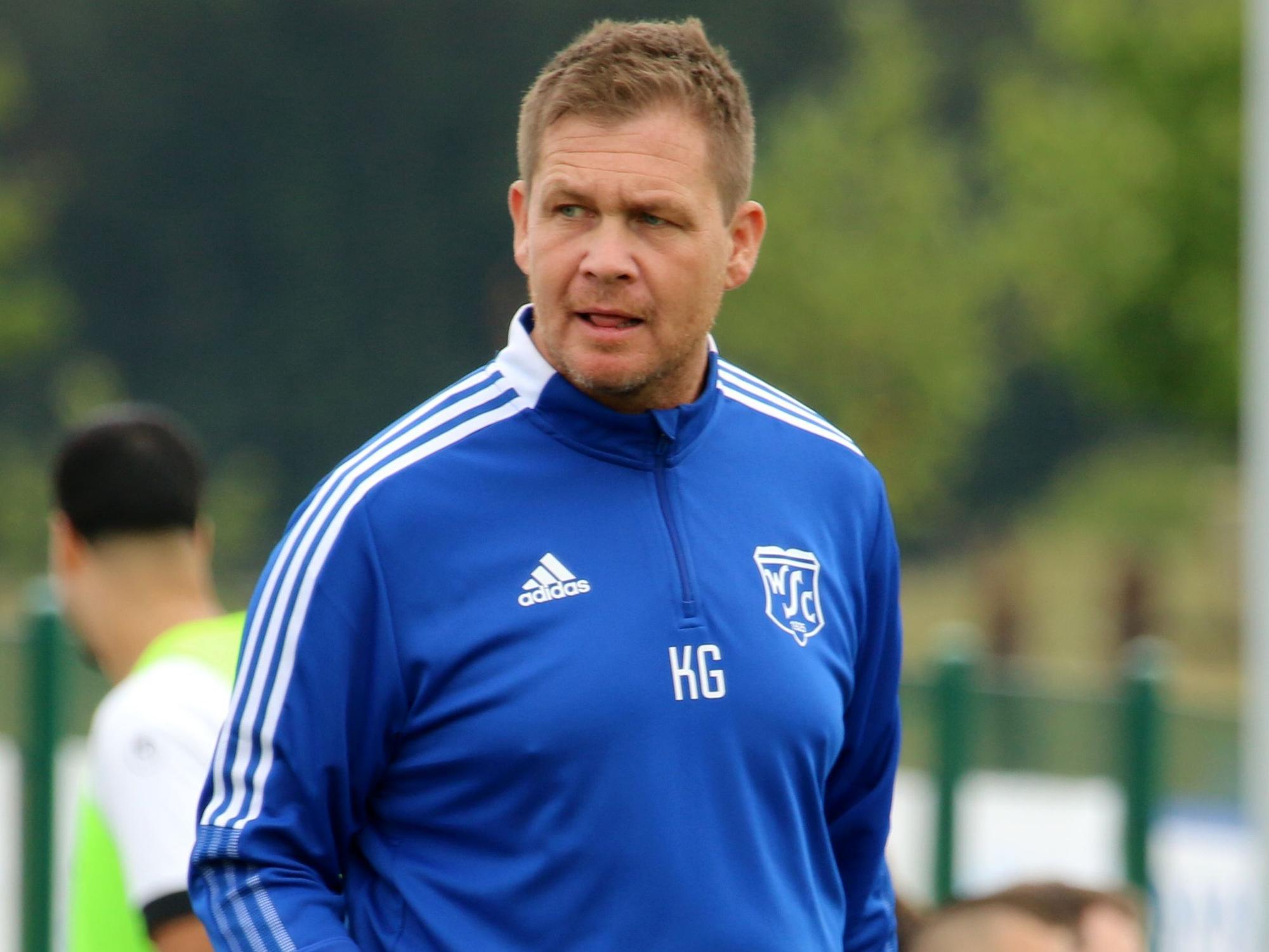 Wißkirchens Trainer Kevin Greuel in blauer Trainingsjacke.