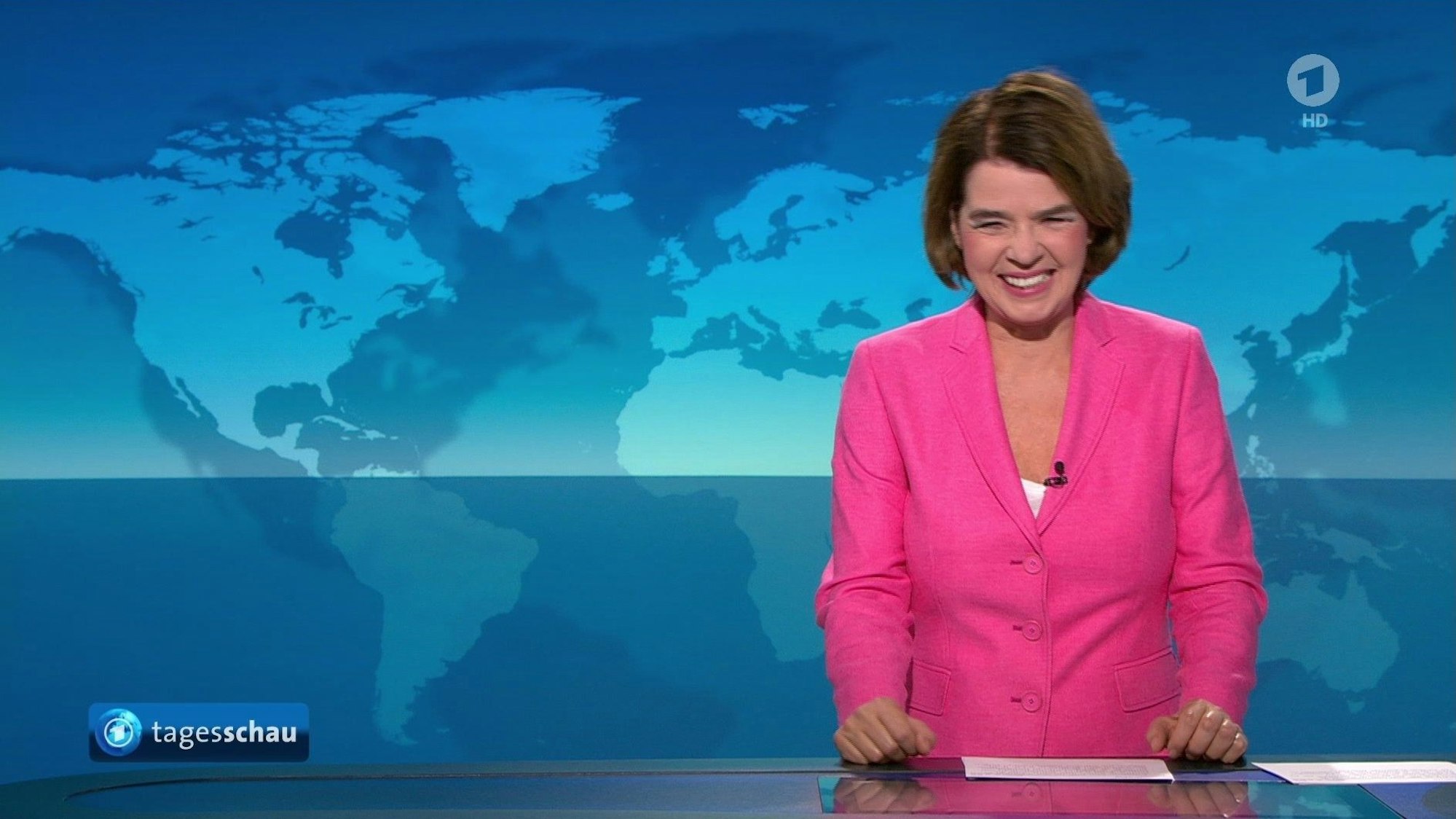 HANDOUT - 27.09.2023, Hamburg: KOMBO - Standbilder der Ausstrahlung der 'Tagesschau' um 07:30 Uhr zeigen die lachende ´Tagesschau»-Sprecherin Susanne Daubner. Sie ist mitten in den Morgennachrichten von einem hartnäckigen Lachanfall heimgesucht worden. Offenbar ausgelöst durch eine launige Überleitung des ´moma»-Teams A. Planken und S. Lorig, kam die 62-jährige Sprecherin bei der ersten Nachricht einfach nicht in den Tritt. Foto: ARD-aktuell/dpa - ACHTUNG: Nur zur redaktionellen Verwendung im Zusammenhang mit einer Berichterstattung über die ´Tagesschau» vom 27.09.2023 und nur mit vollständiger Nennung des vorstehenden Credits +++ dpa-Bildfunk +++