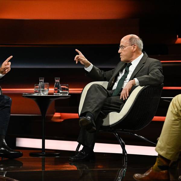 ZDF-Moderator Markus Lanz (l.) im Gespräch mit Gregor Gysi. Der Linken-Politiker sprach in der ZDF-Sendung über eine mögliche Parteigründung von Sahra Wagenknecht.