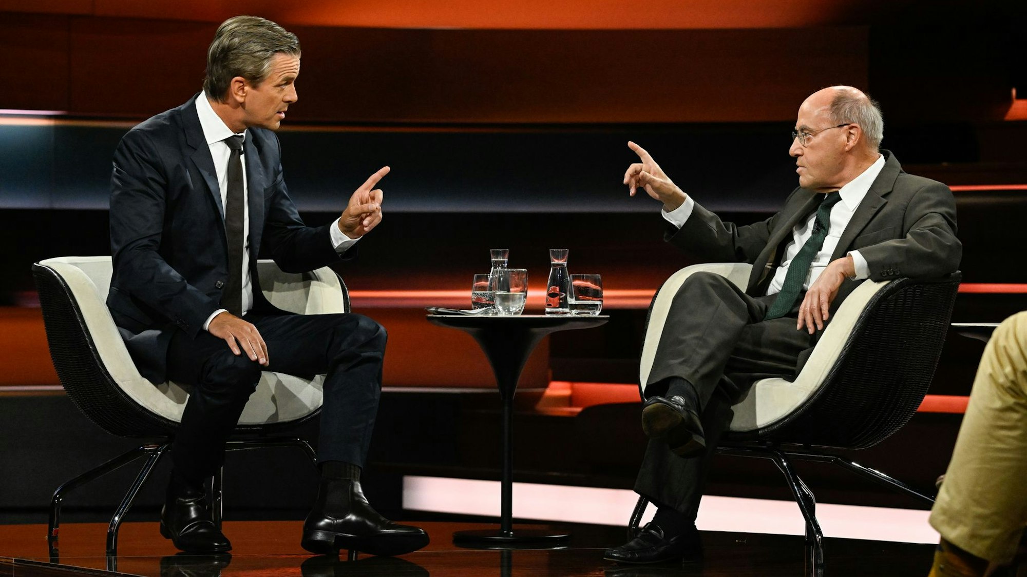 ZDF-Moderator Markus Lanz (l.) im Gespräch mit Gregor Gysi. Der Linken-Politiker sprach in der ZDF-Sendung über eine mögliche Parteigründung von Sahra Wagenknecht.