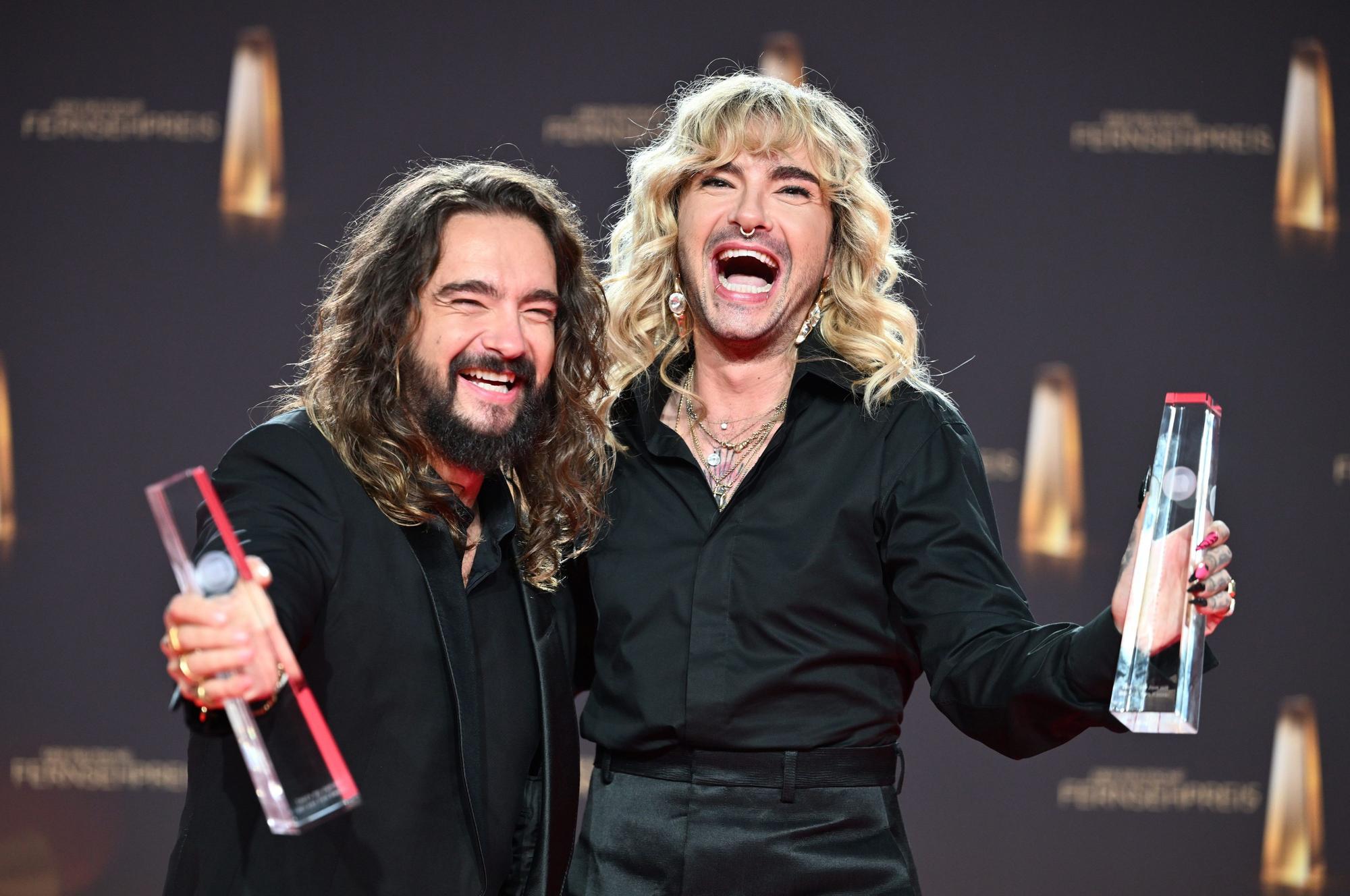 Die Musiker Tom und Bill Kaulitz freuen sich über ihren Sieg beim Deutschen Fernsehpreis.