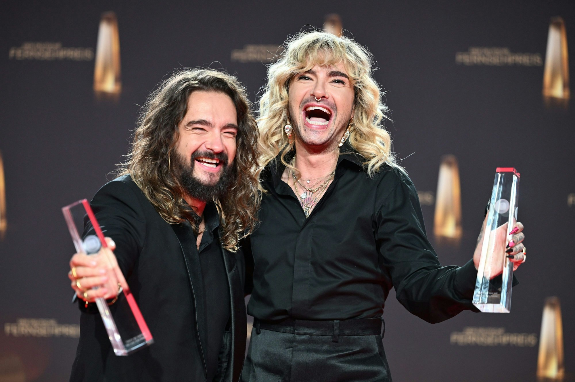 Die Musiker Tom und Bill Kaulitz freuen sich über ihren Sieg beim Deutschen Fernsehpreis.