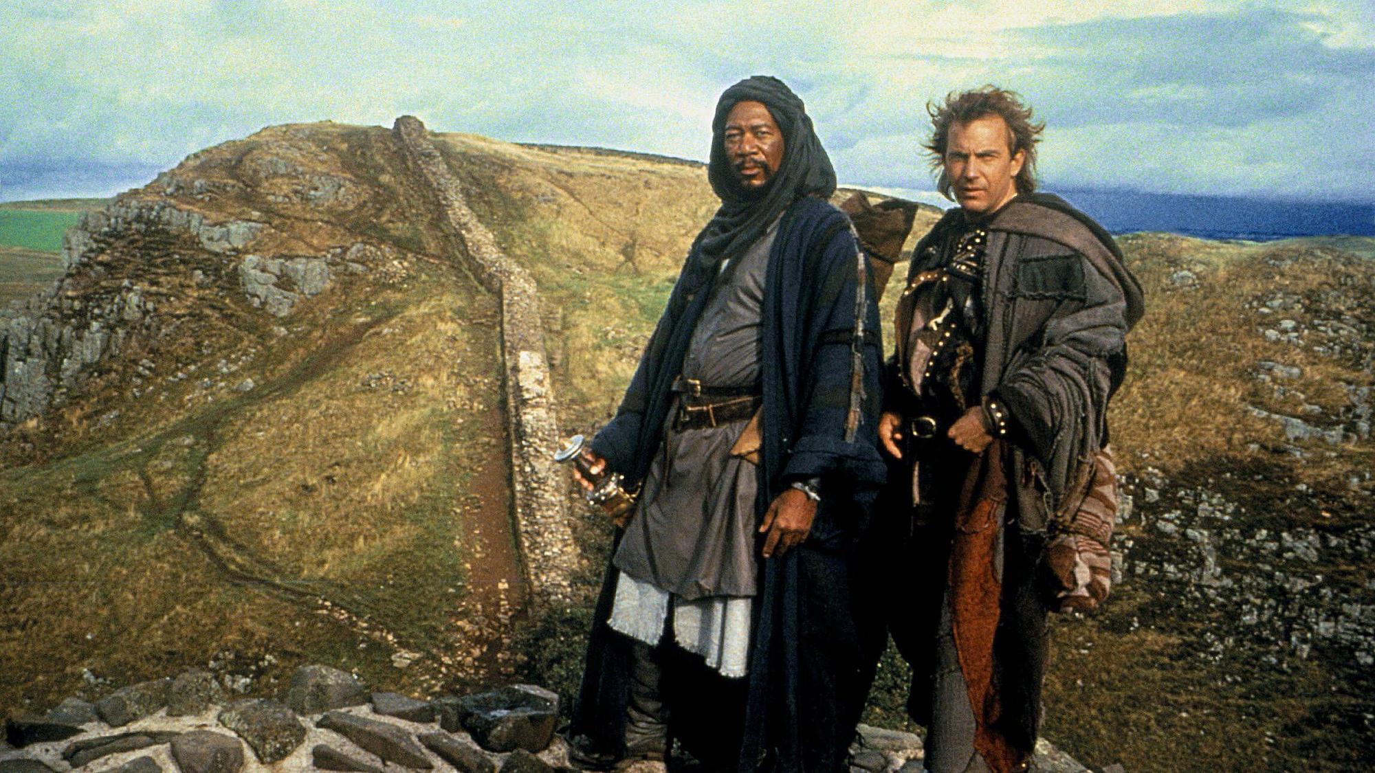 Morgan Freeman und Kevin Costner stehen als „Azeem“ und „Robin Hood“am Hadrianswall.