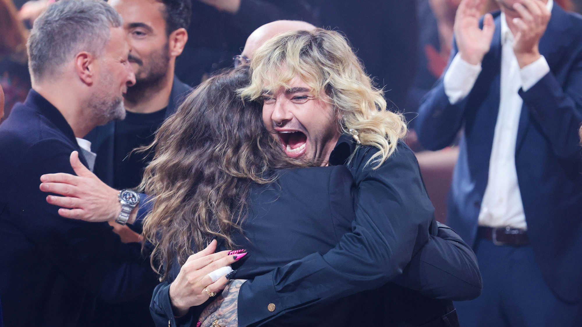Die Musiker Tom und Bill Kaulitz freuen sich über ihren Sieg beim Deutschen Fernsehpreis.