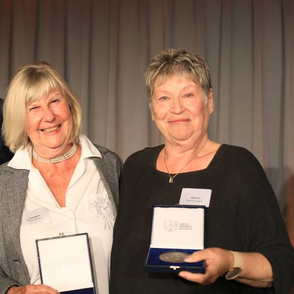 Jury-Mitglied Jochen Beuckers (l.) mit den geehrten Anita Mirche (M.) und Sigrid Alt.