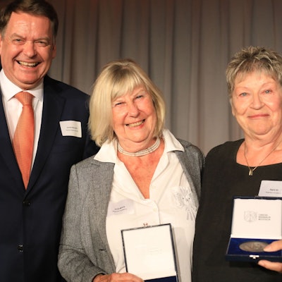 Jury-Mitglied Jochen Beuckers (l.) mit den geehrten Anita Mirche (M.) und Sigrid Alt.