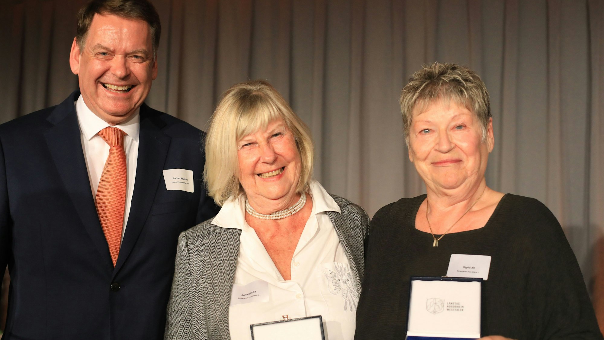 Jury-Mitglied Jochen Beuckers (l.) mit den geehrten Anita Mirche (M.) und Sigrid Alt.
