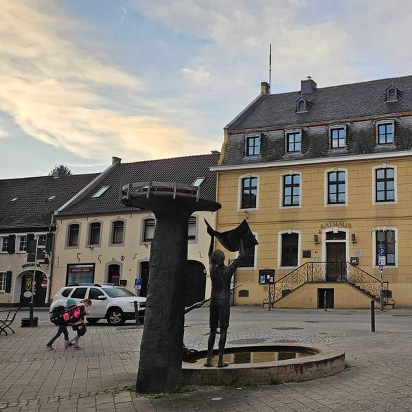 Das Foto zeigt das alte Rathaus mit dem davor liegenden Marktplatz.