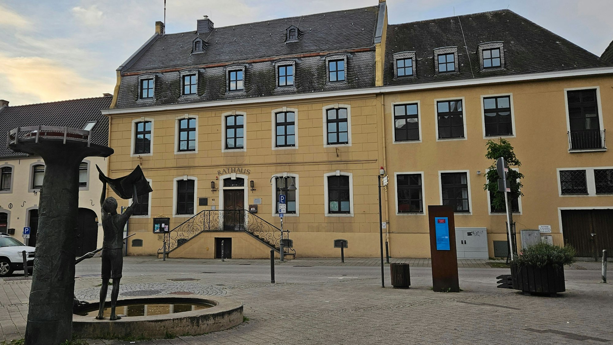 Das Foto zeigt das alte Rathaus mit dem davor liegenden Marktplatz.