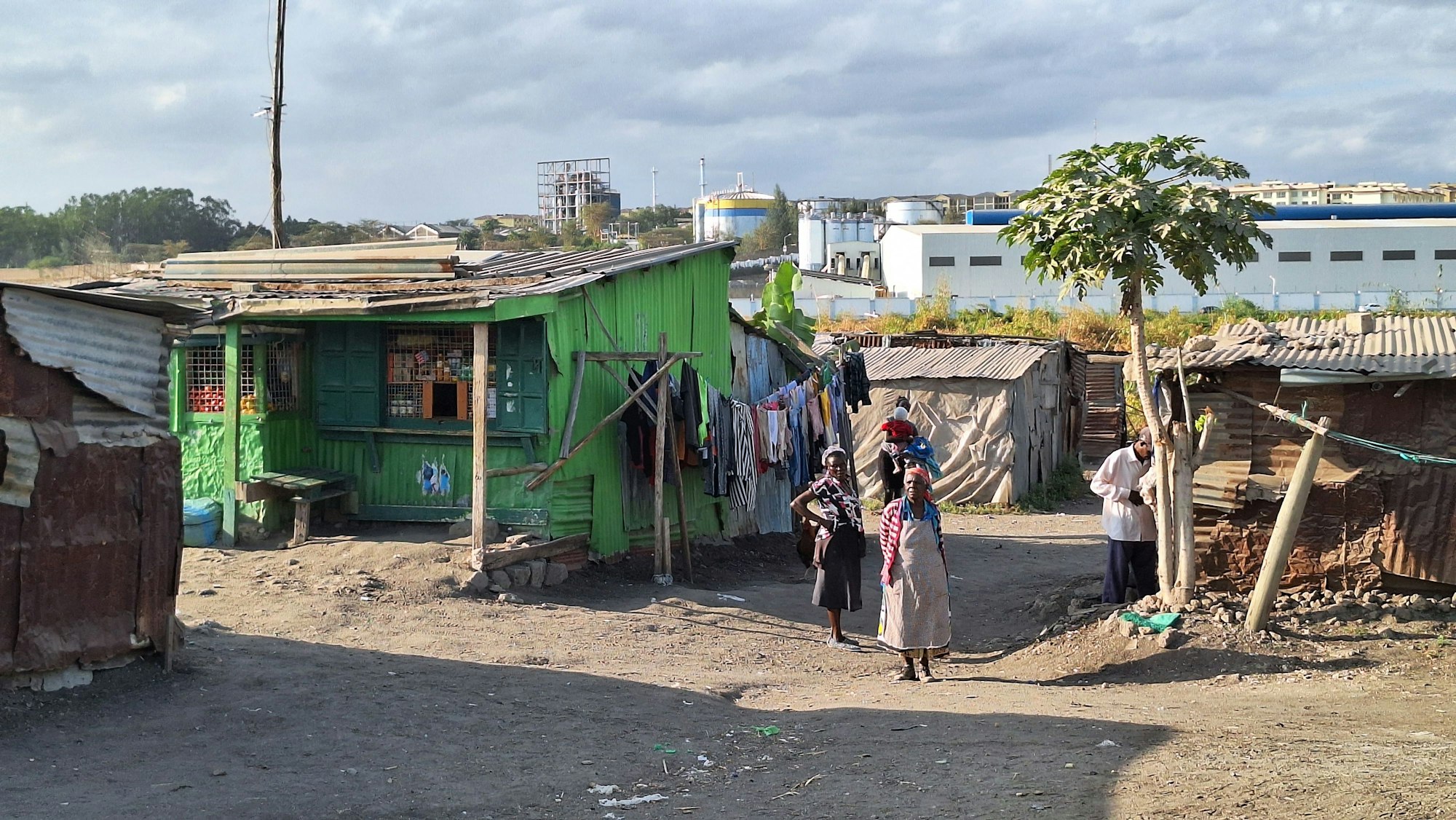 Hütten sind aus Wellblech und Planen gebaut.