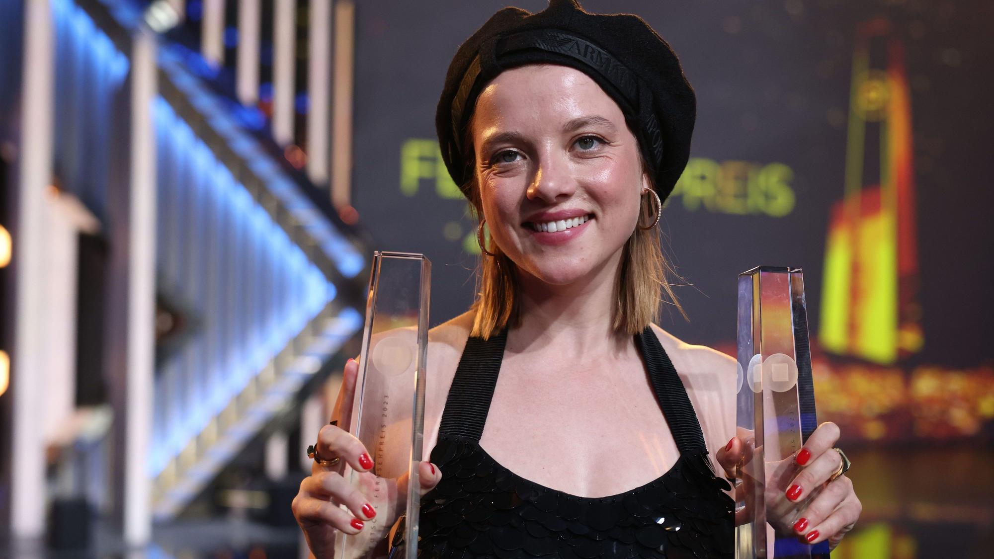 Die Schauspielerin Jella Haase zeigt ihre beiden Fernsehpreise für Kleo als Beste Schauspielerin und Beste Drama-Serie beim Deutschen Fernsehpreis 2023 im Coloneum.