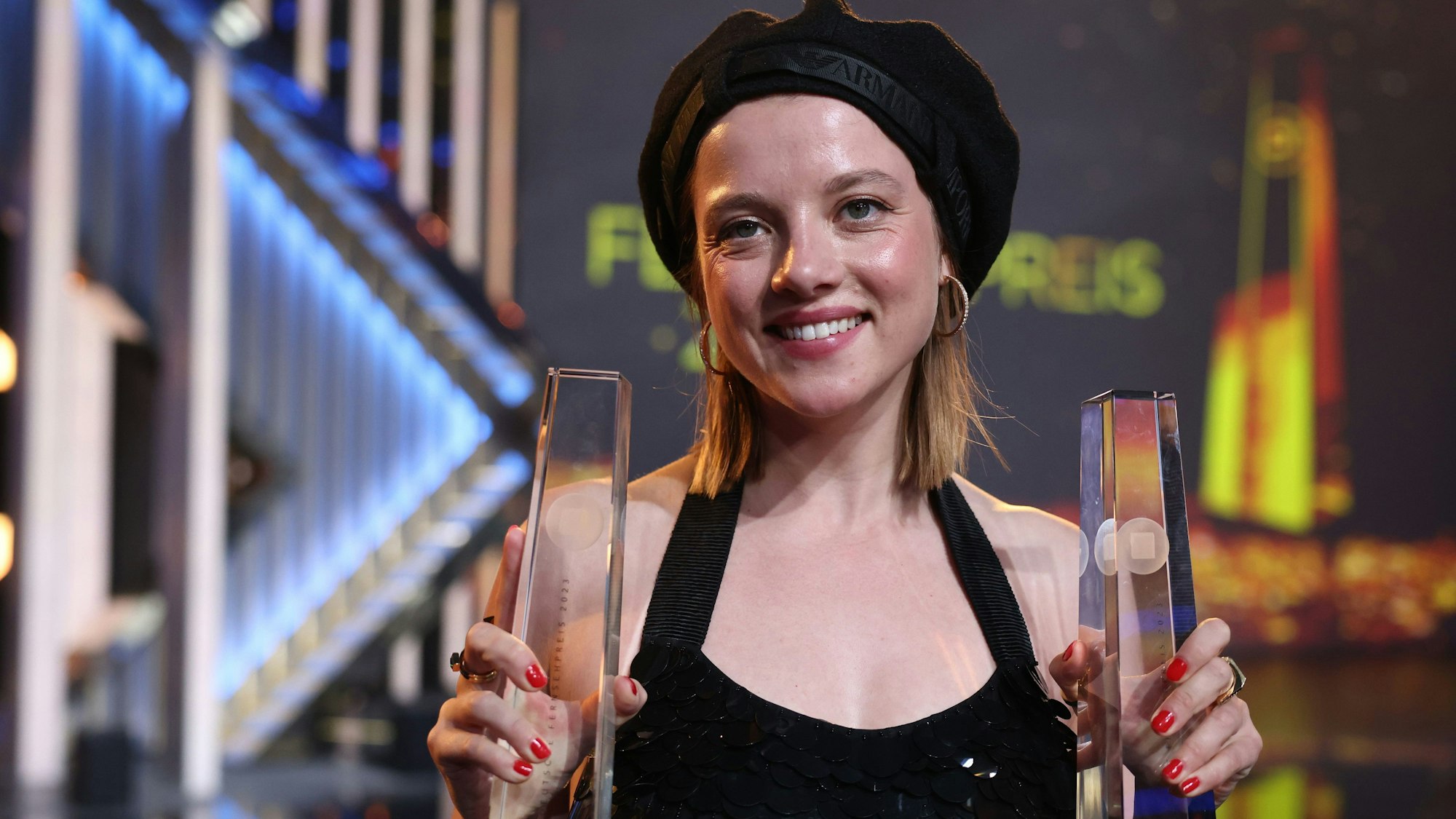Die Schauspielerin Jella Haase zeigt ihre beiden Fernsehpreise für Kleo als Beste Schauspielerin und Beste Drama-Serie beim Deutschen Fernsehpreis 2023 im Coloneum.
