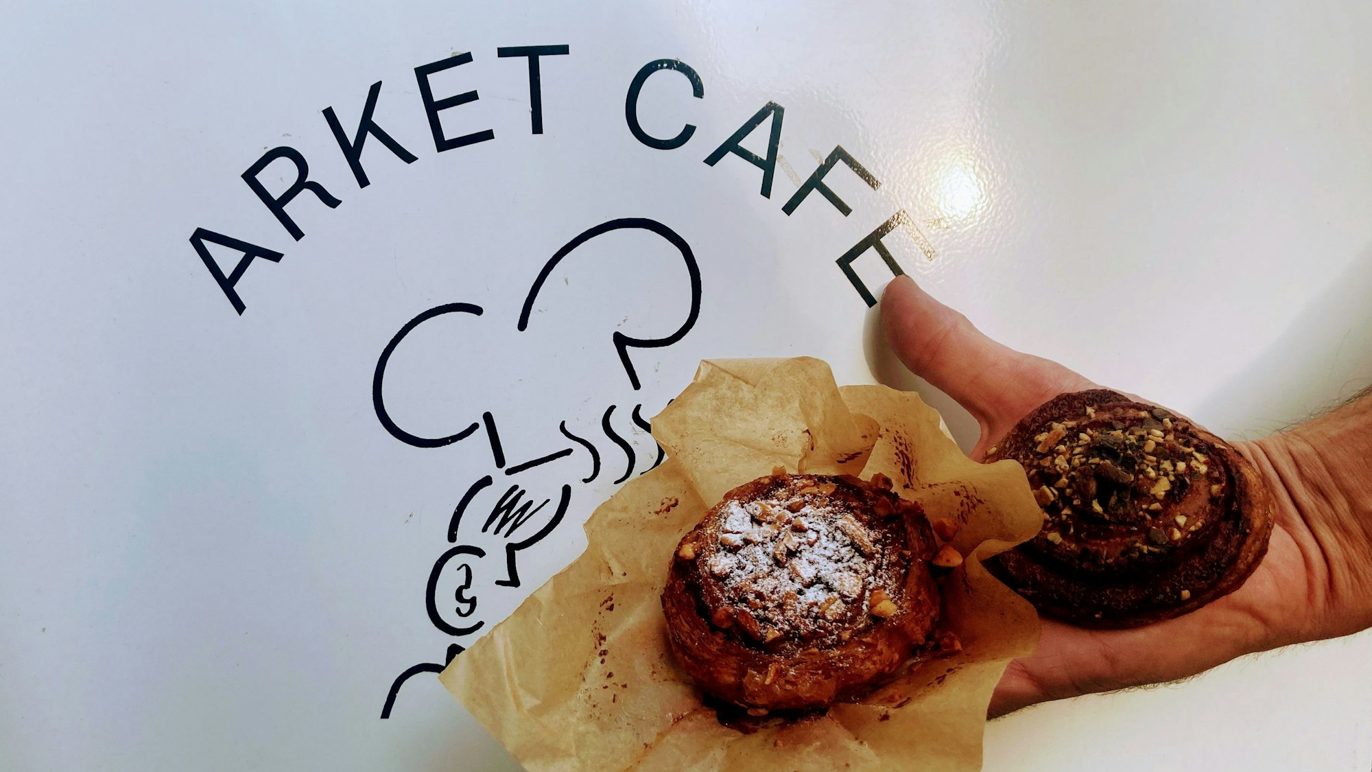 Zimtschnecken vor dem Schriftzug Arket Café