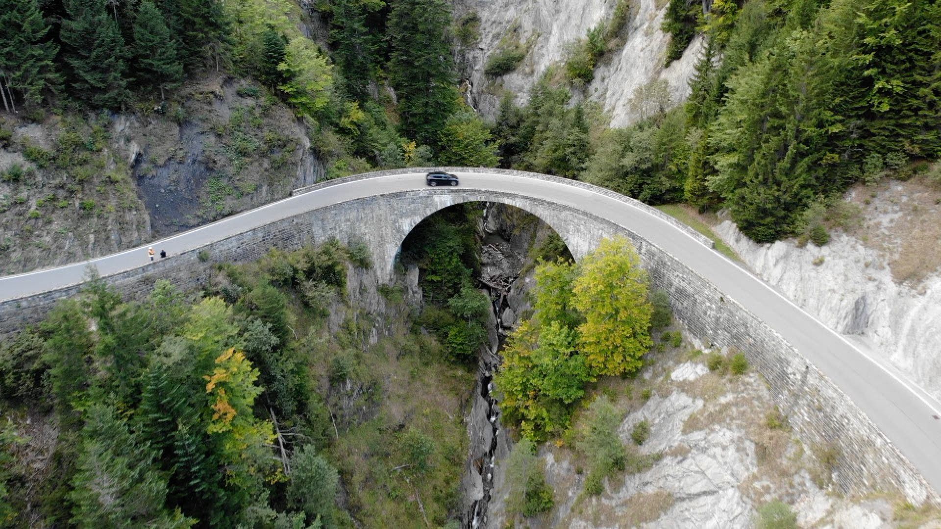 Die Absturzstelle auf der Großtobelbrücke bei Au in Vorarlberg in Österreich.
