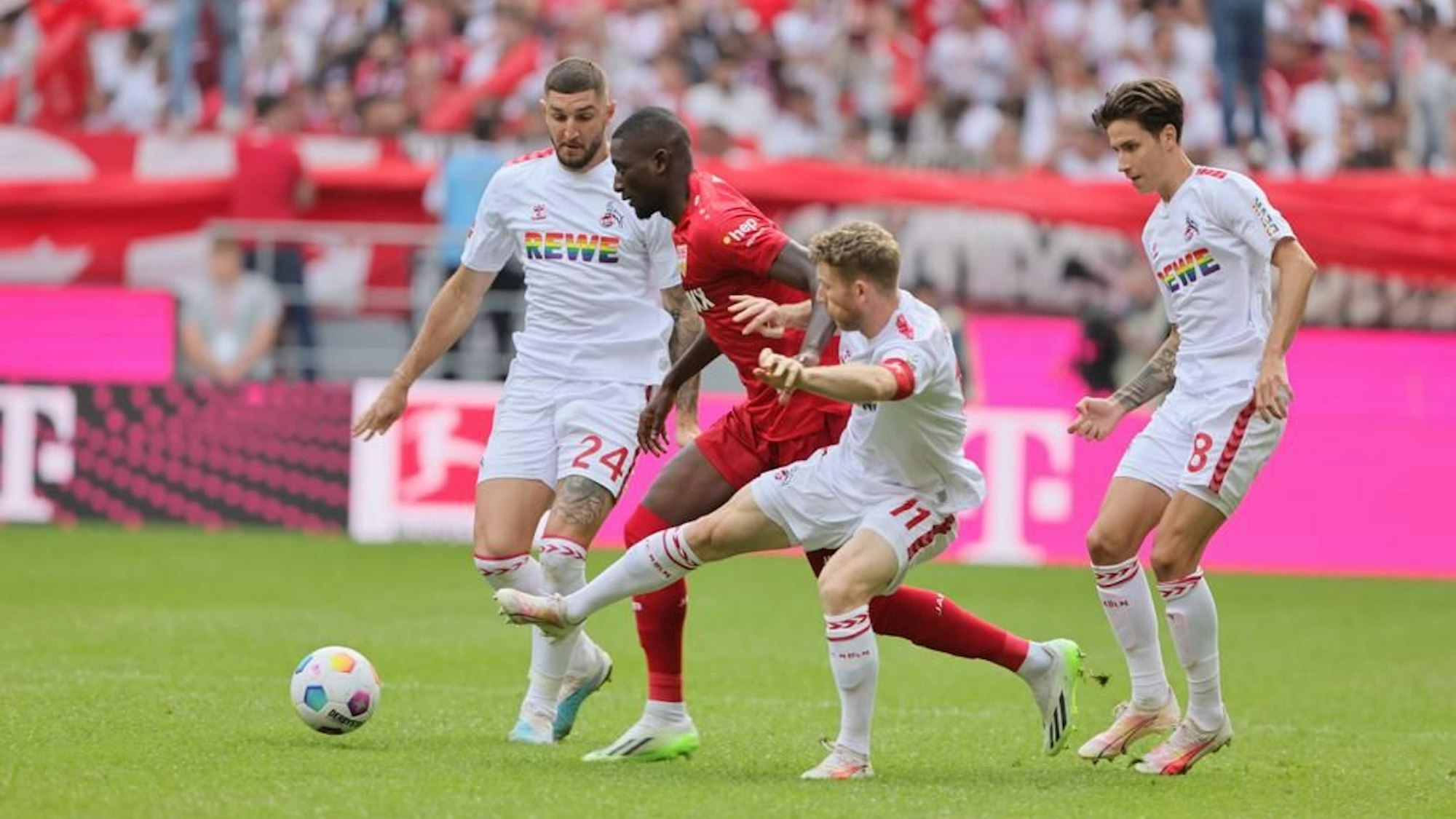 Kainz und Chabot stellen Stuttgarts Guirassy.