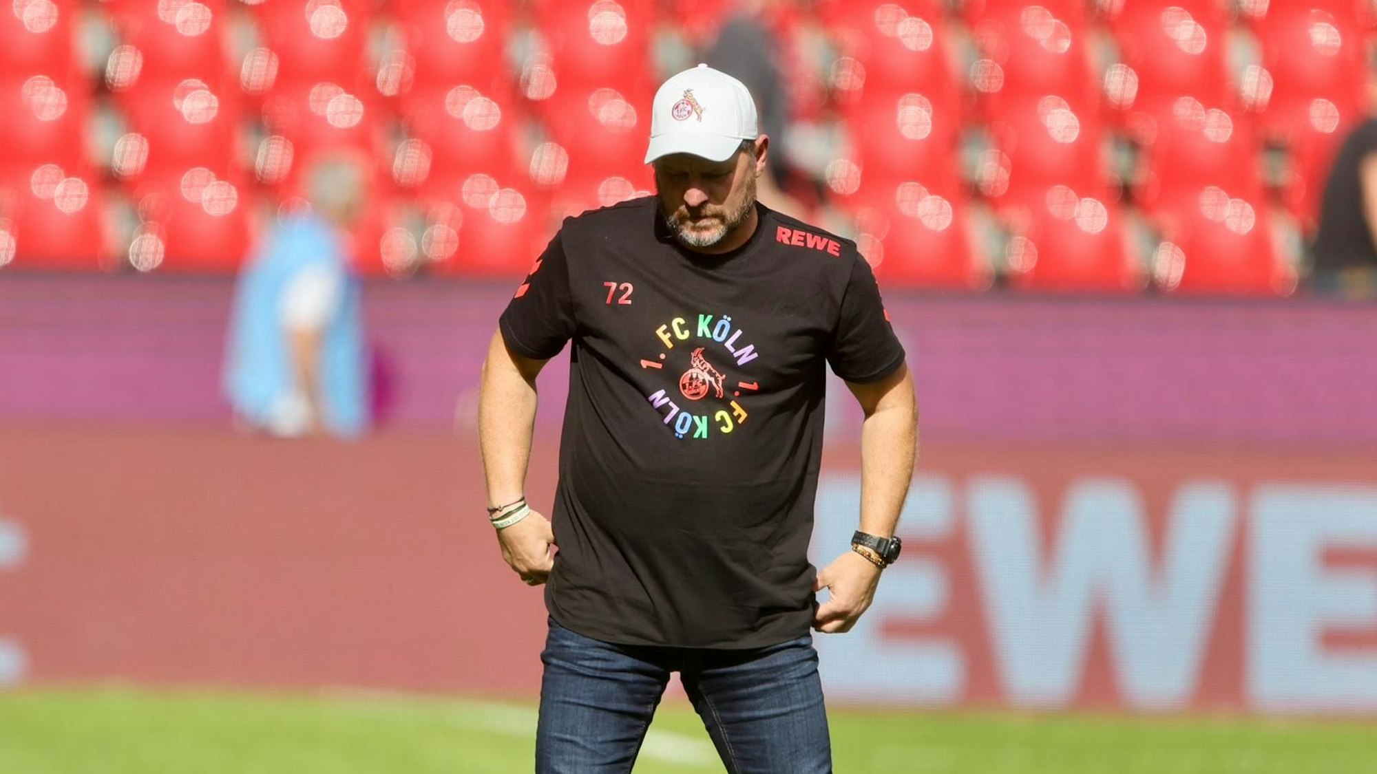 Baumgart steht auf dem Rasen