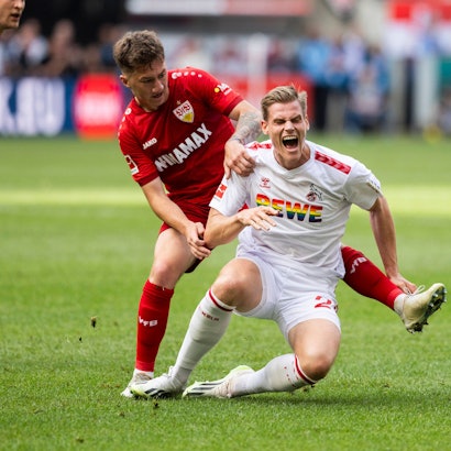 Steffen Tigges geht gegen Stuttgarts Angelo Stiller zu