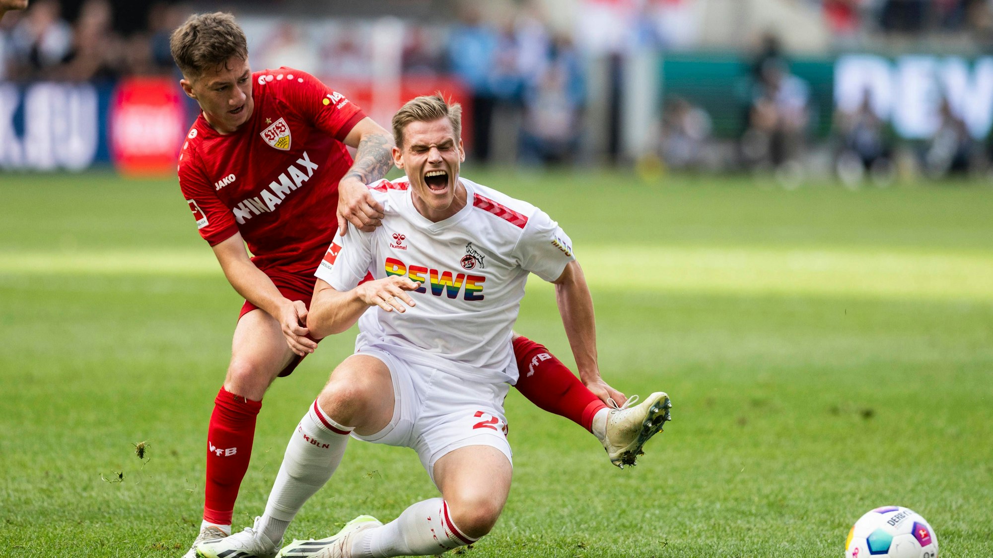 Steffen Tigges geht gegen Stuttgarts Angelo Stiller zu