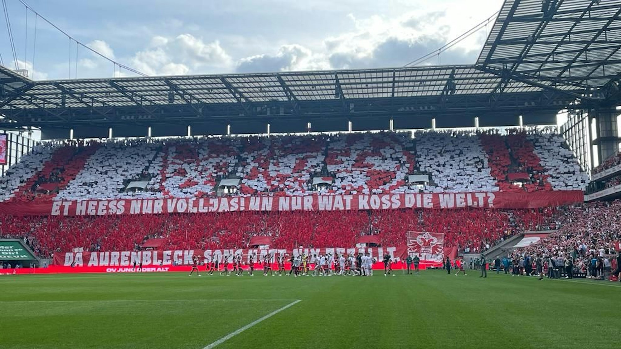 Die Südkurve startet mit einer Choreographie in das Spiel.