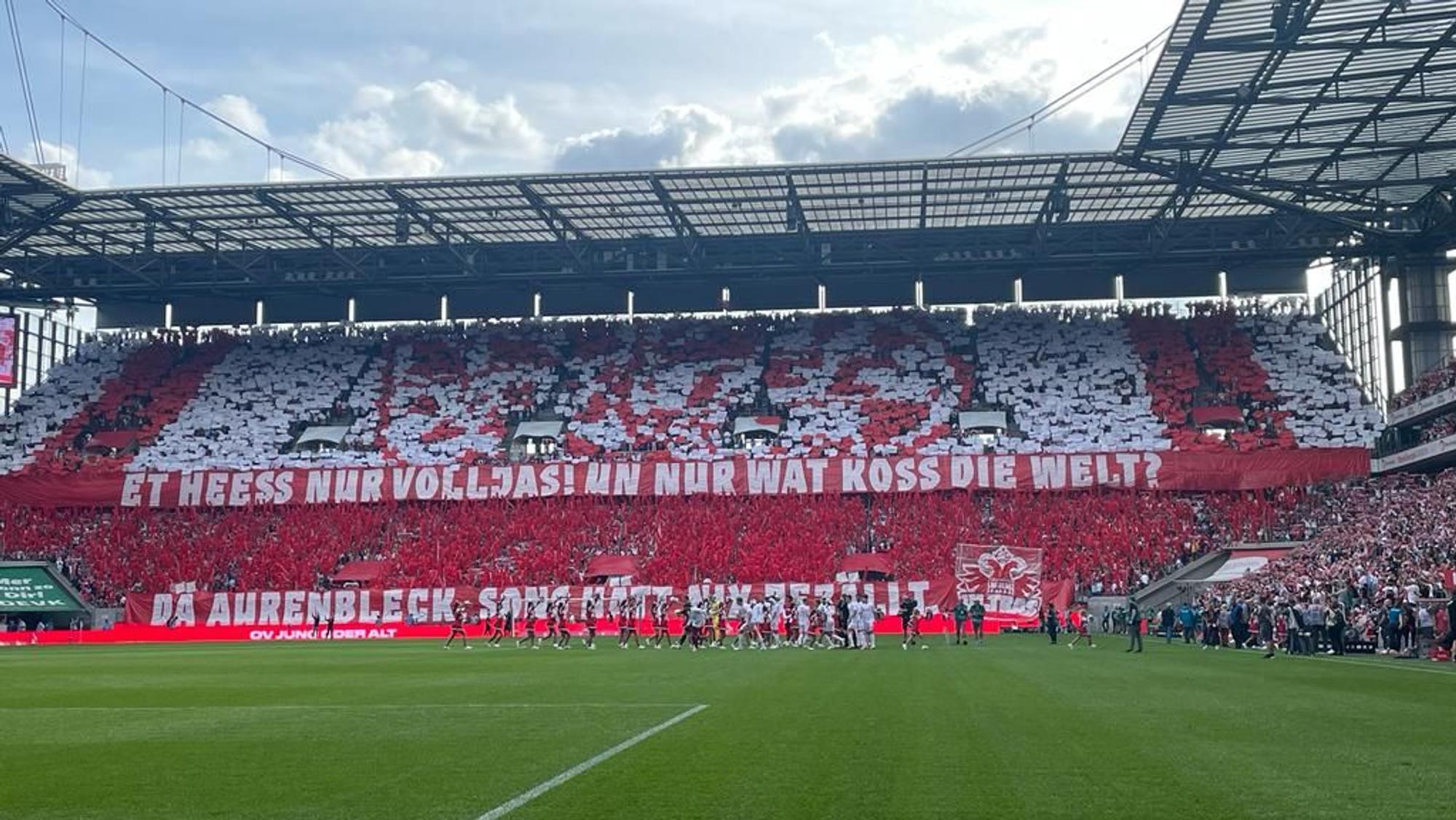 Die Südkurve startet mit einer Choreographie in das Spiel.