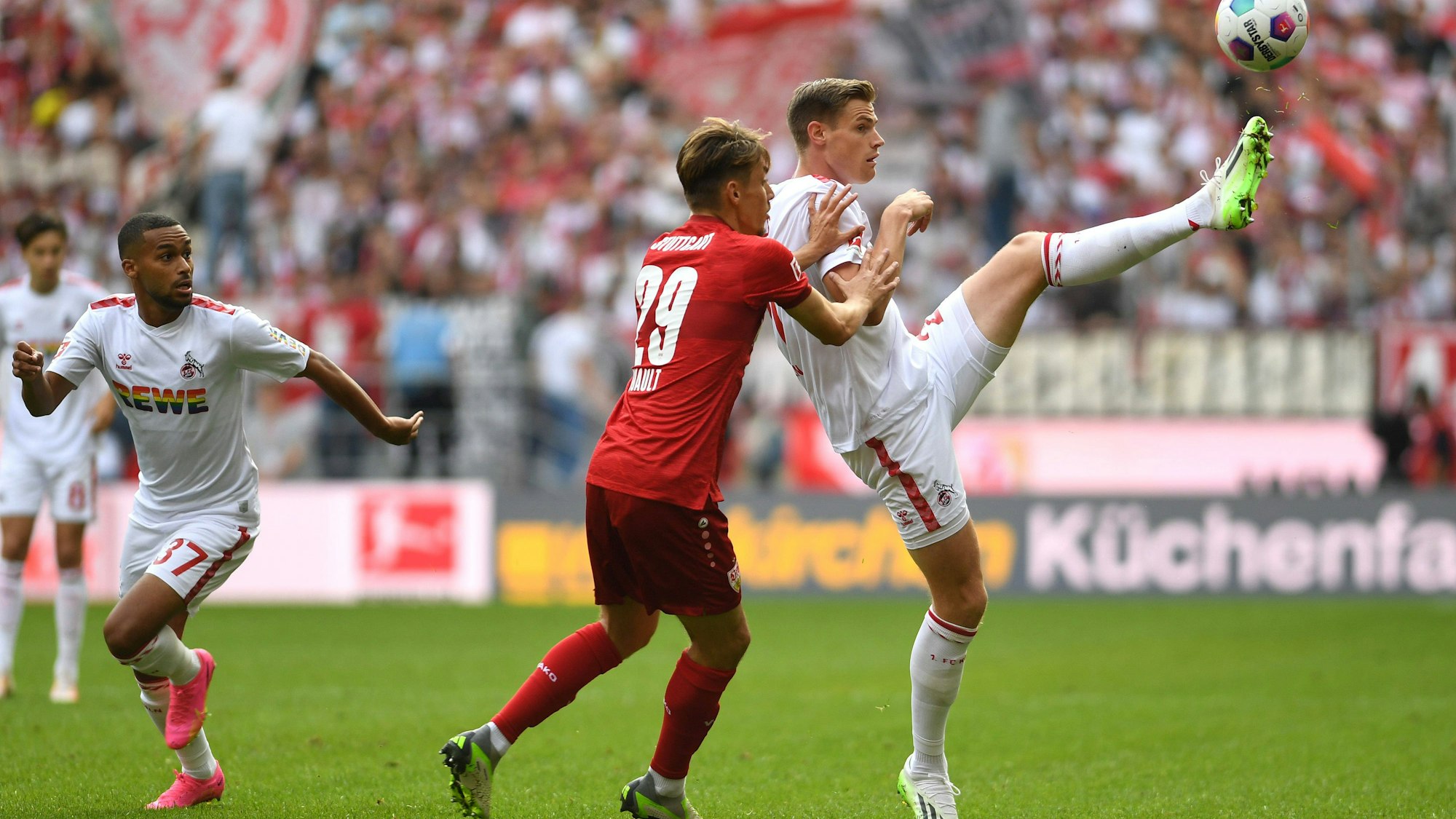 Stuttgarts Anthony Rouault (links) gegen Steffen Tigges