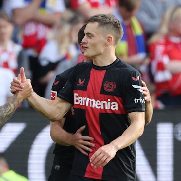 Alejandro Grimaldo (l) und Florian Wirtz feiern den Treffer zum 2:0.