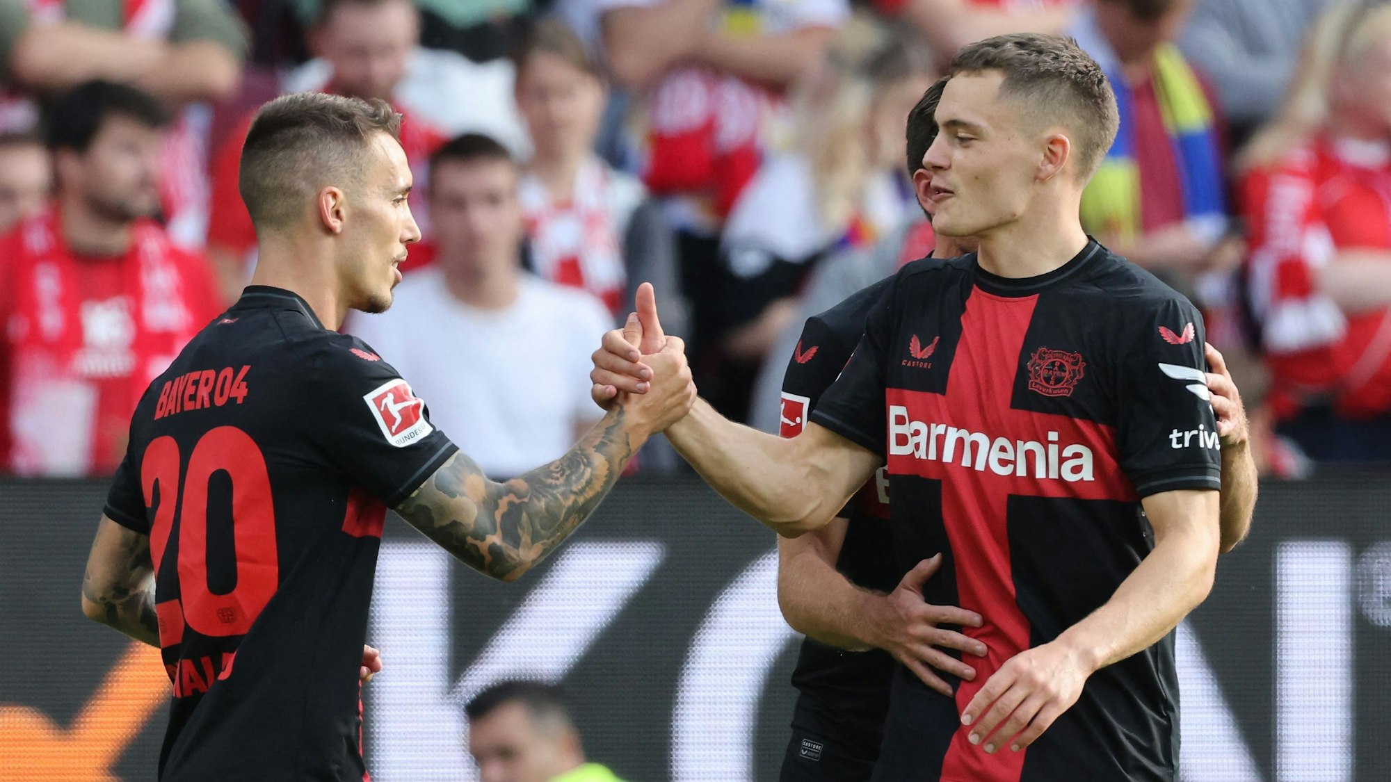 Alejandro Grimaldo (l) und Florian Wirtz feiern den Treffer zum 2:0.