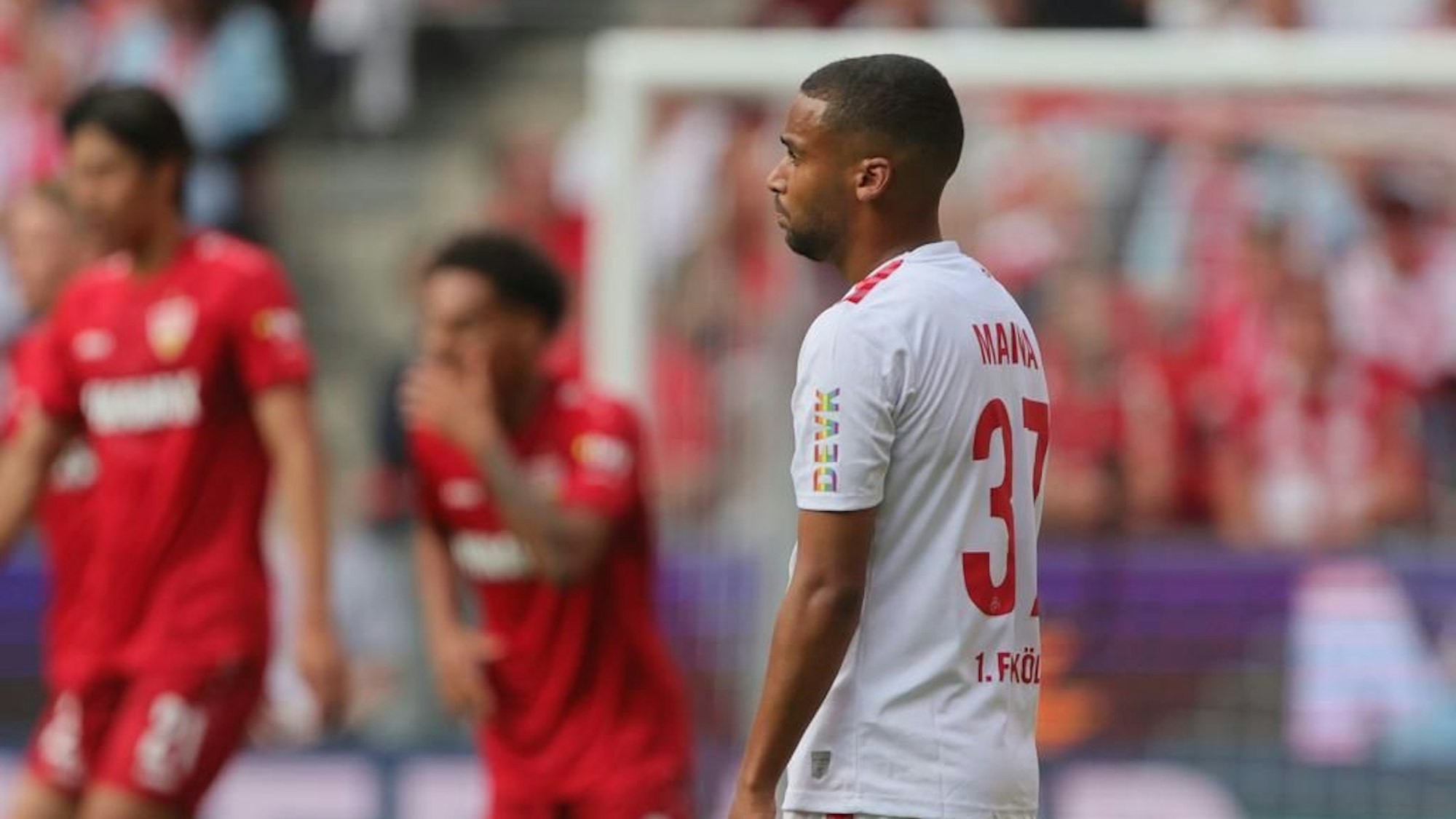 Maina steht enttäuscht auf dem Platz