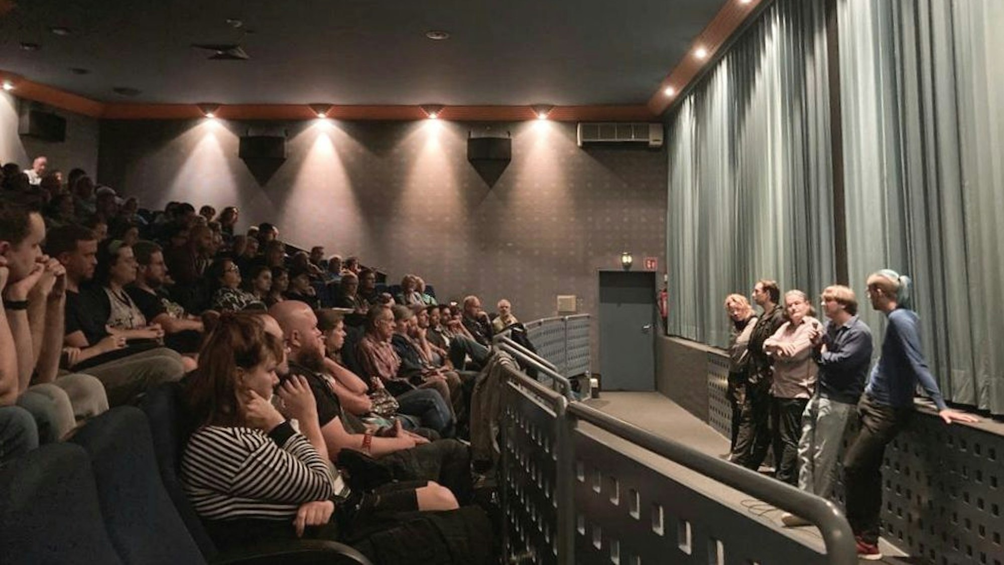Diskussionsrunde zum Film "Vergiss Meyn nicht" im Scala-Cinema Opladen.